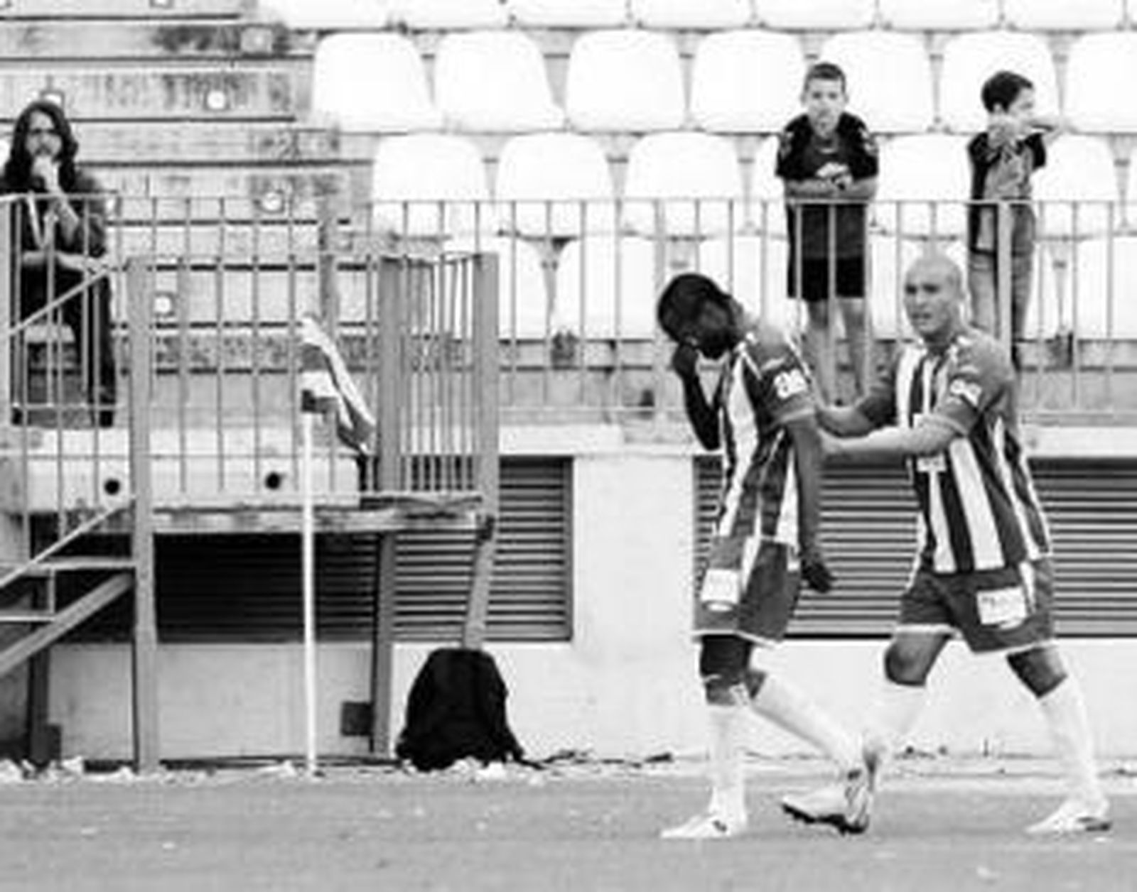 Baha empuja a Helder tras su expulsión.