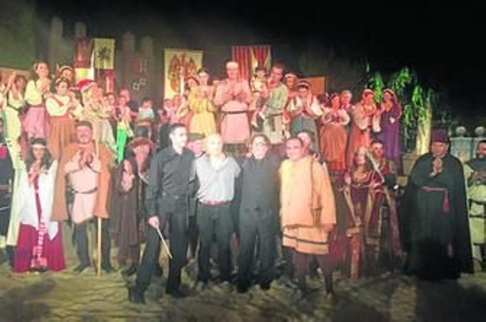 Los vecinos de 'Fuenteovejuna', tras la representación en Almagro.