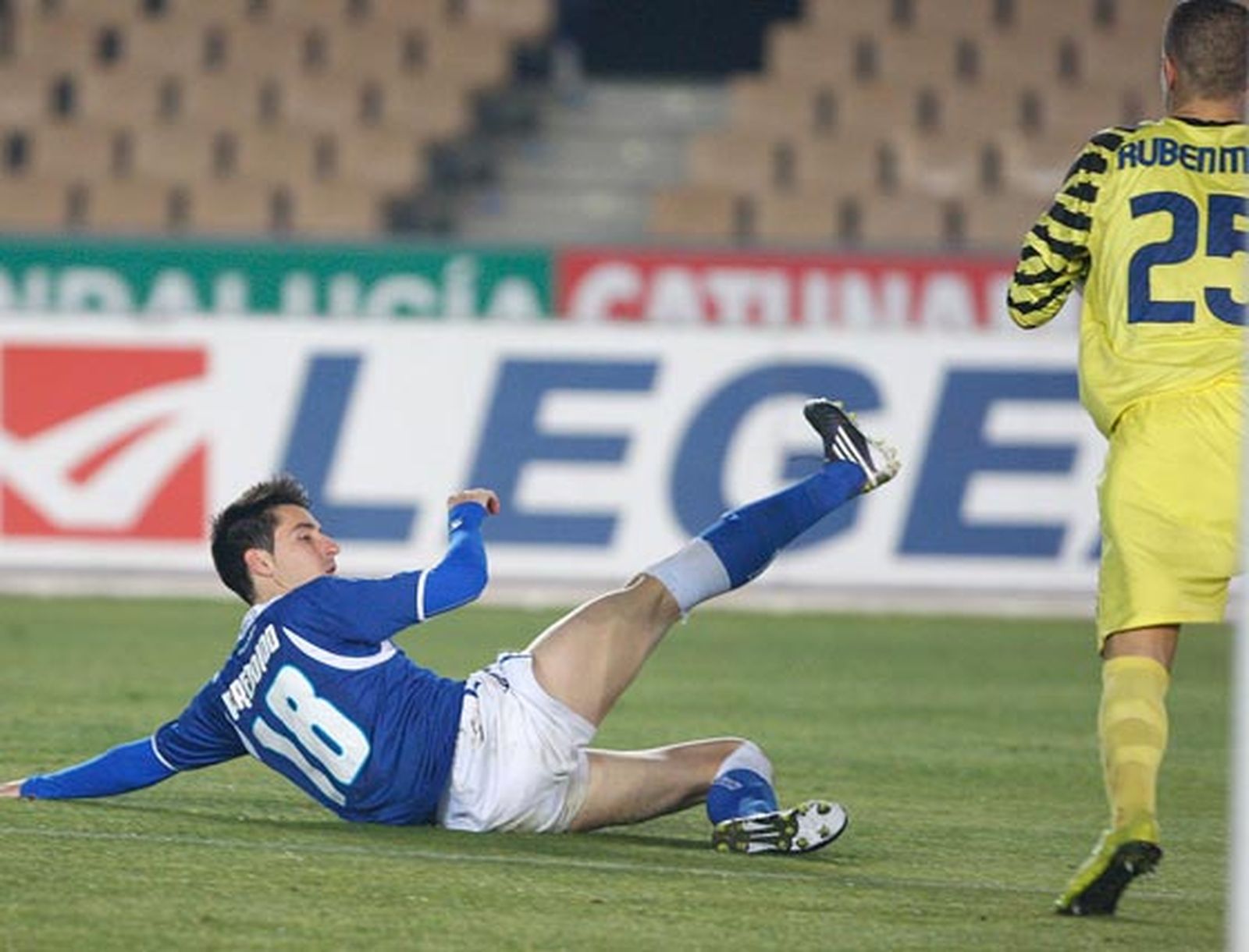 ablo Redondo se lanza al suelo pero no llega a rematar ante la mirada de Rubén Miño

Foto: Juan Carlos Toro