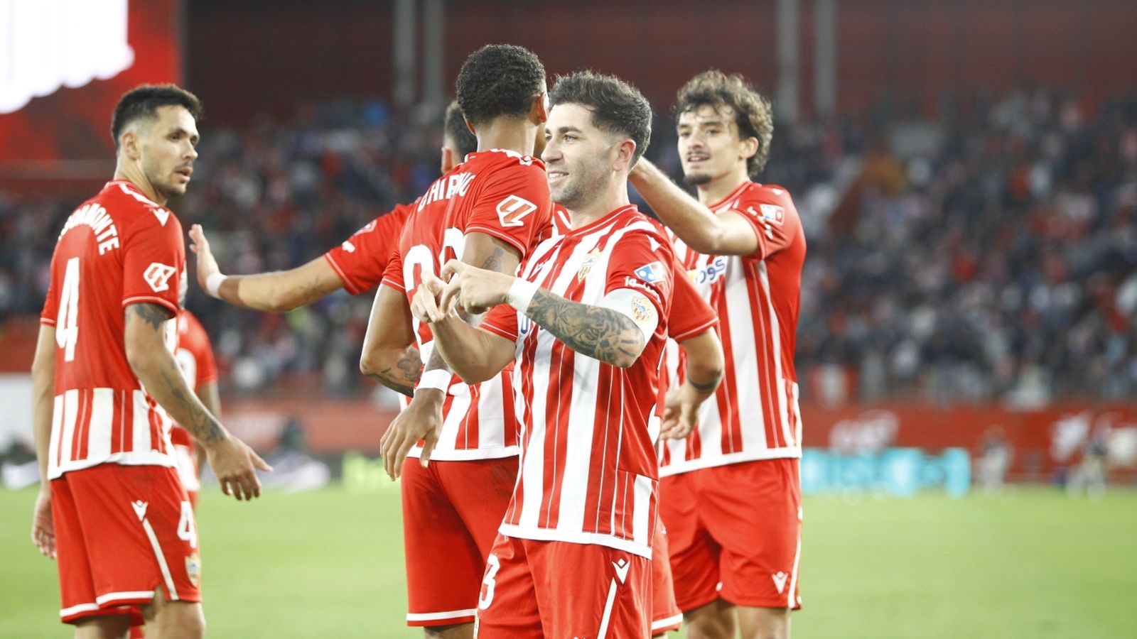 Adrián Embarba celebra uno de los tantos cosechados en el estadio rojiblanco.