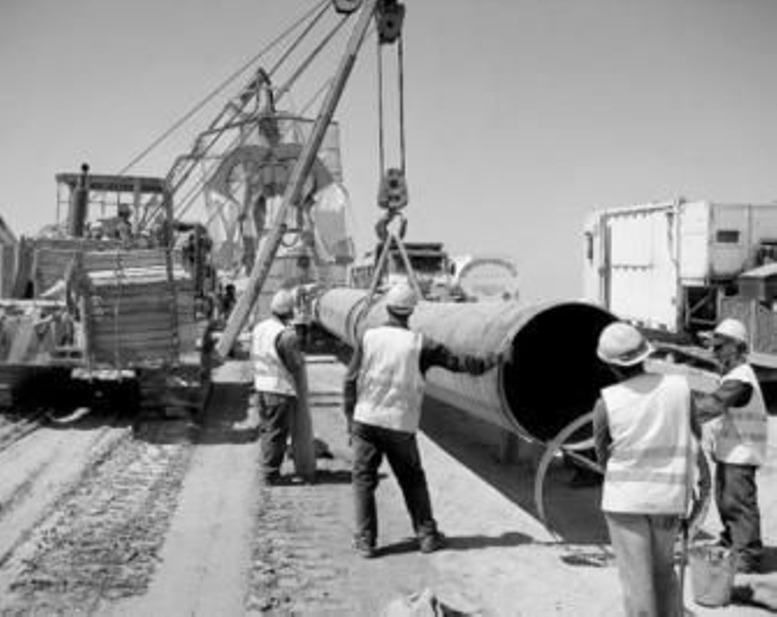 Un grupo de operarios de Enagás colocan uno de los tubos del trazado terrestre en la provincia.