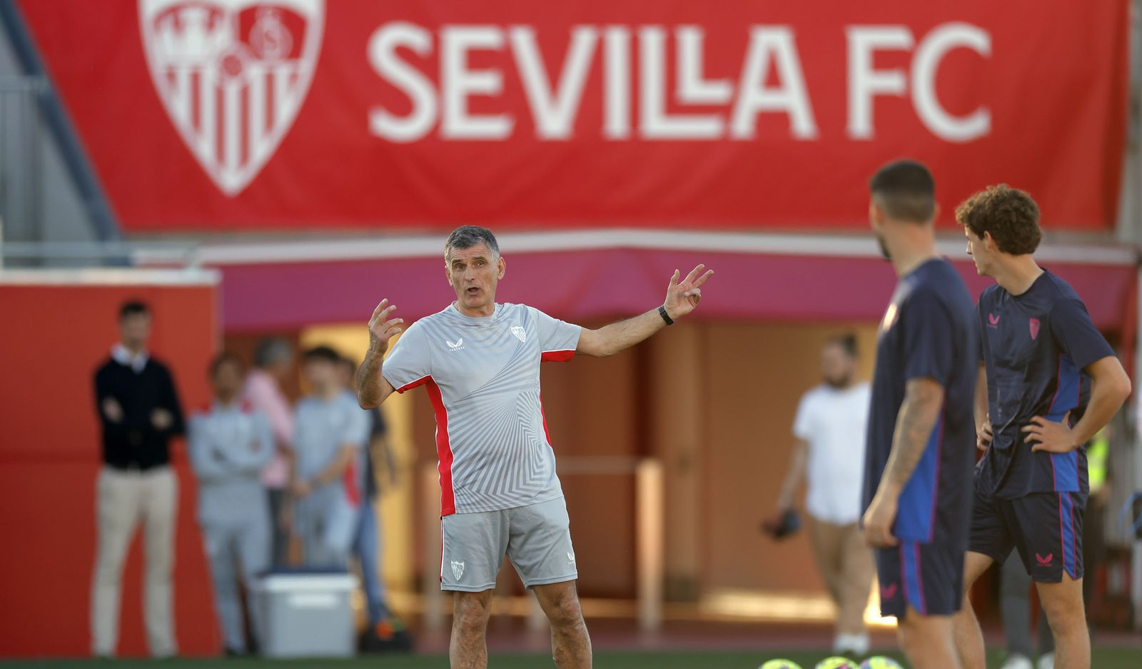 José Luis Mendilibar, en el primer entrenamiento del Sevilla.