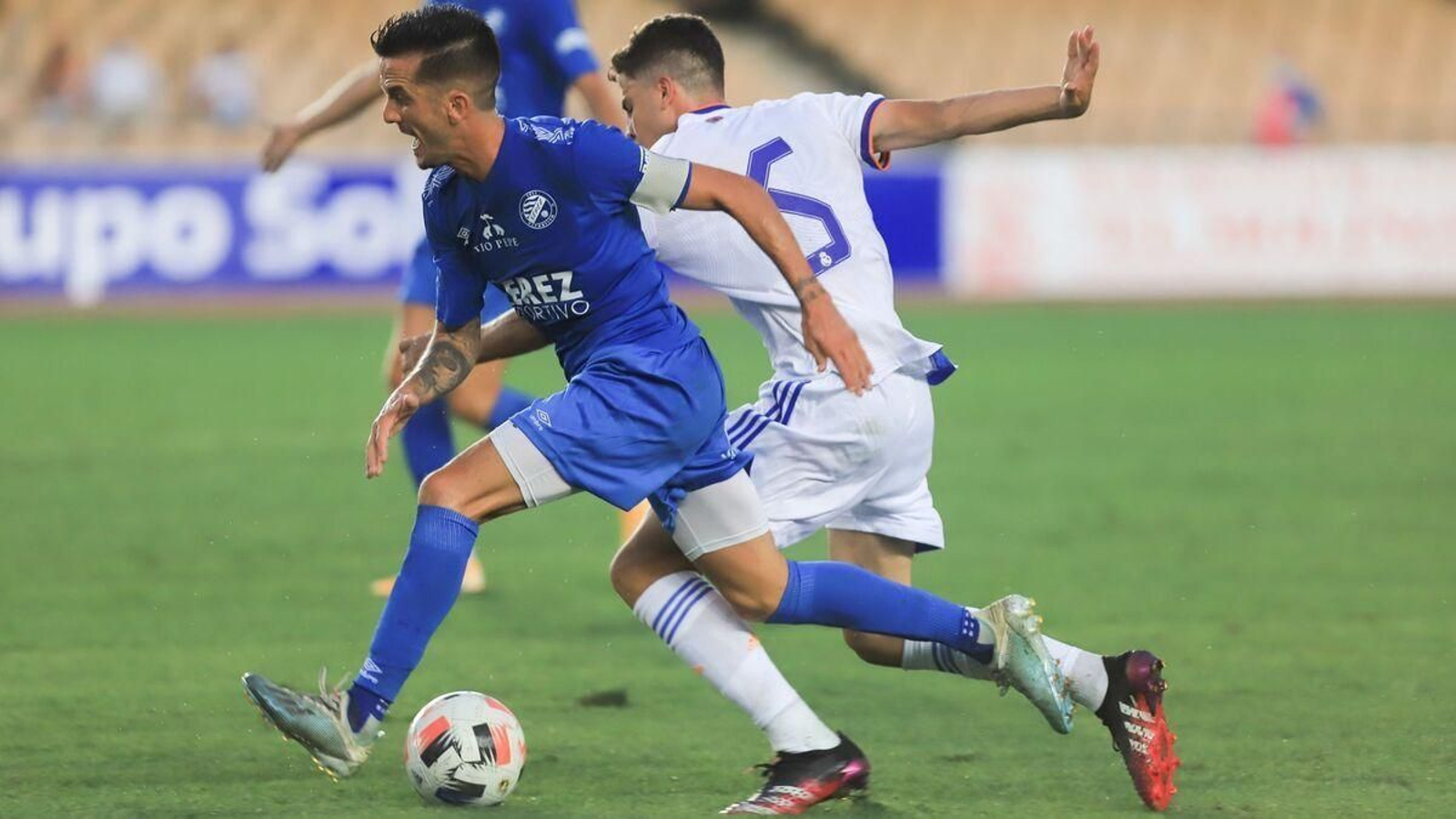 El exbalono Antonio Bello se lleva el balón perseguido por Morante.