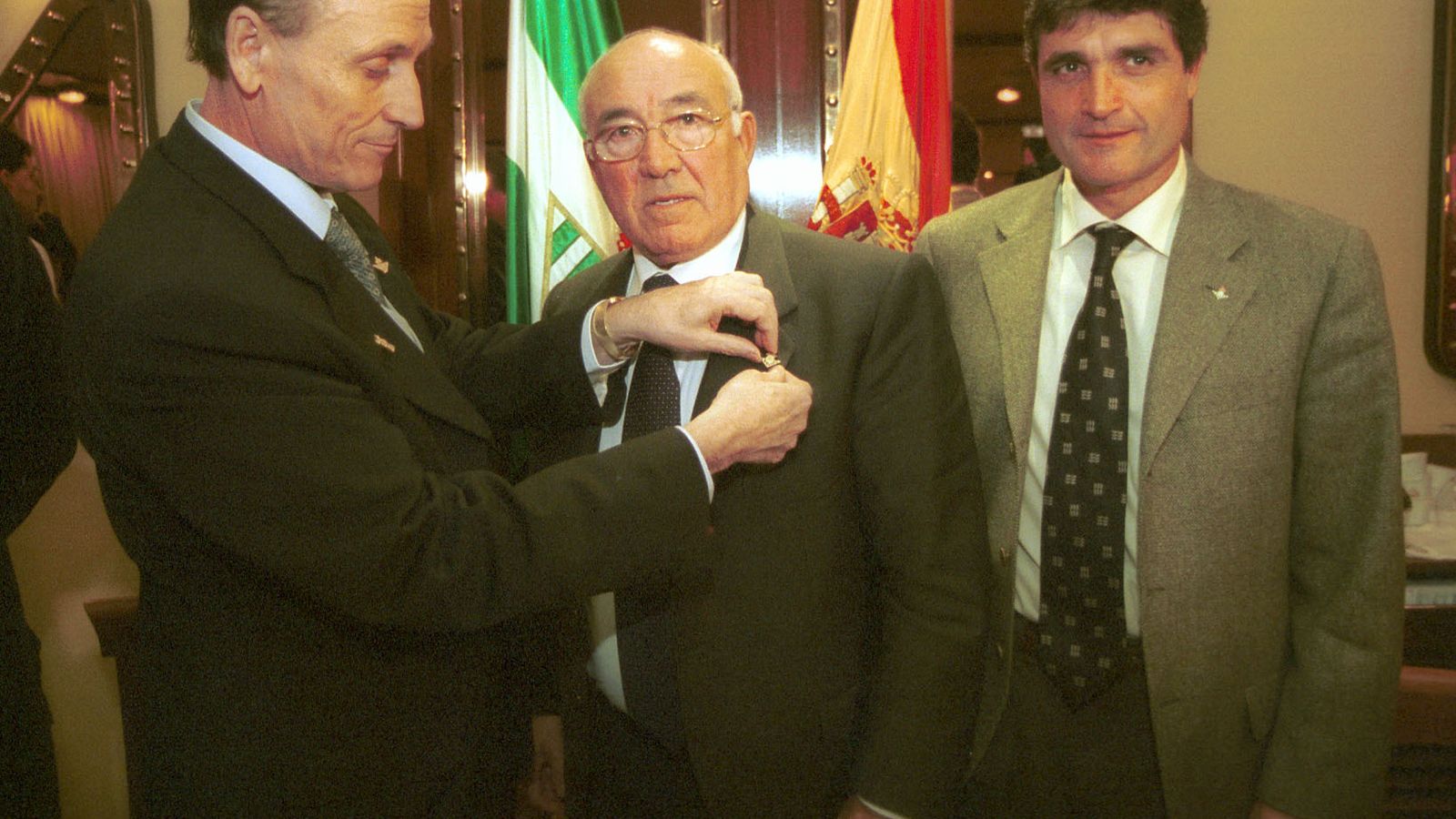 Del Sol recibe de Lopera y junto a Juande Ramos la insignia de oro y brillantes del Betis.