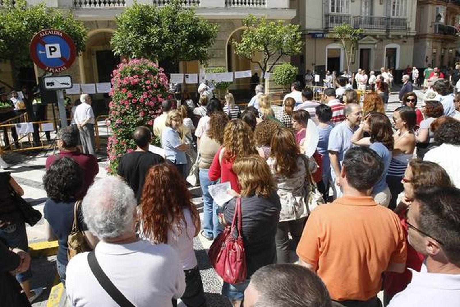 Más de 2.400 empleados públicos gaditanos secundan la huelga de funcionarios. 

Foto: José Braza