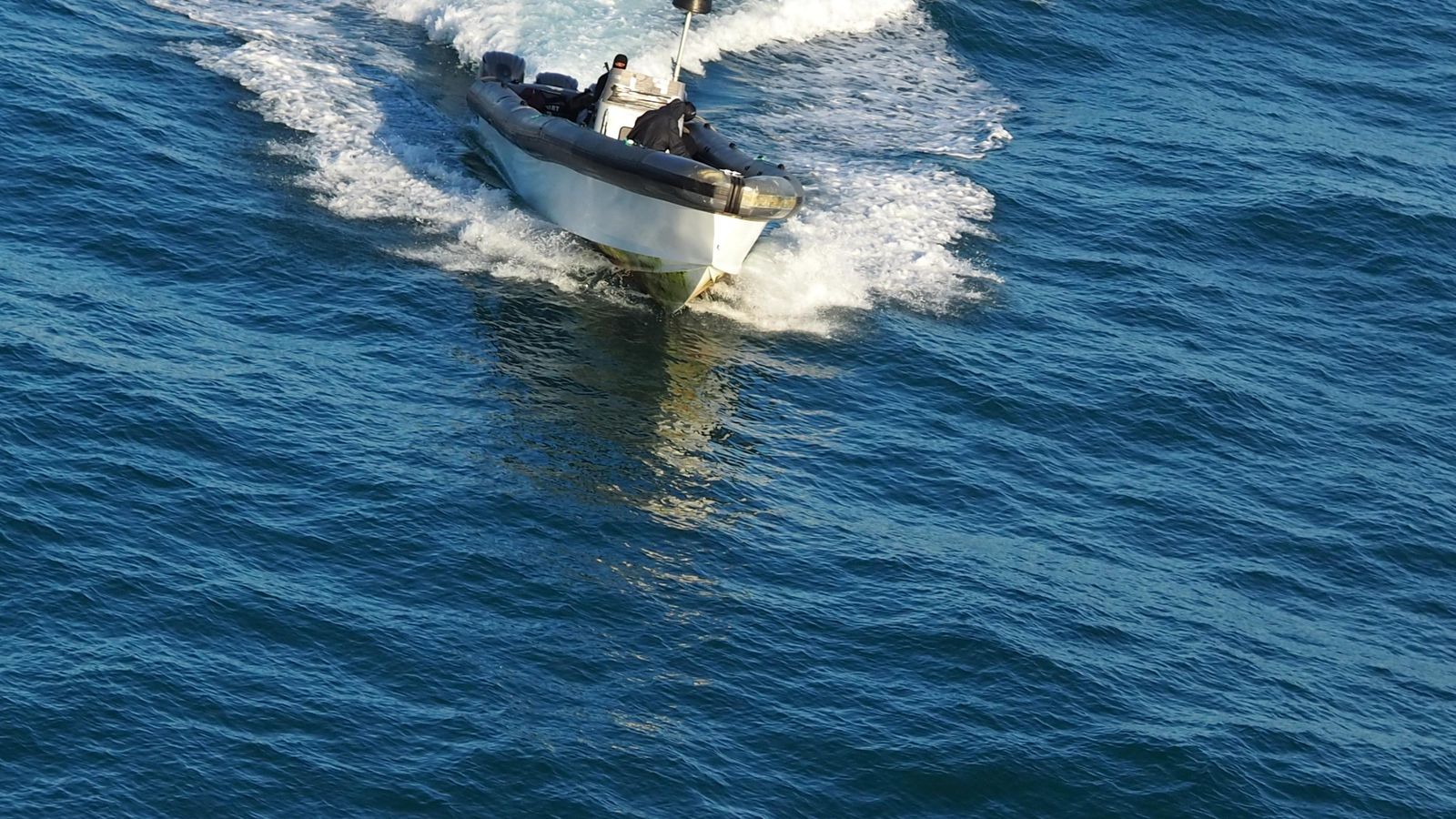 Una narcolancha operando en el Estrecho.