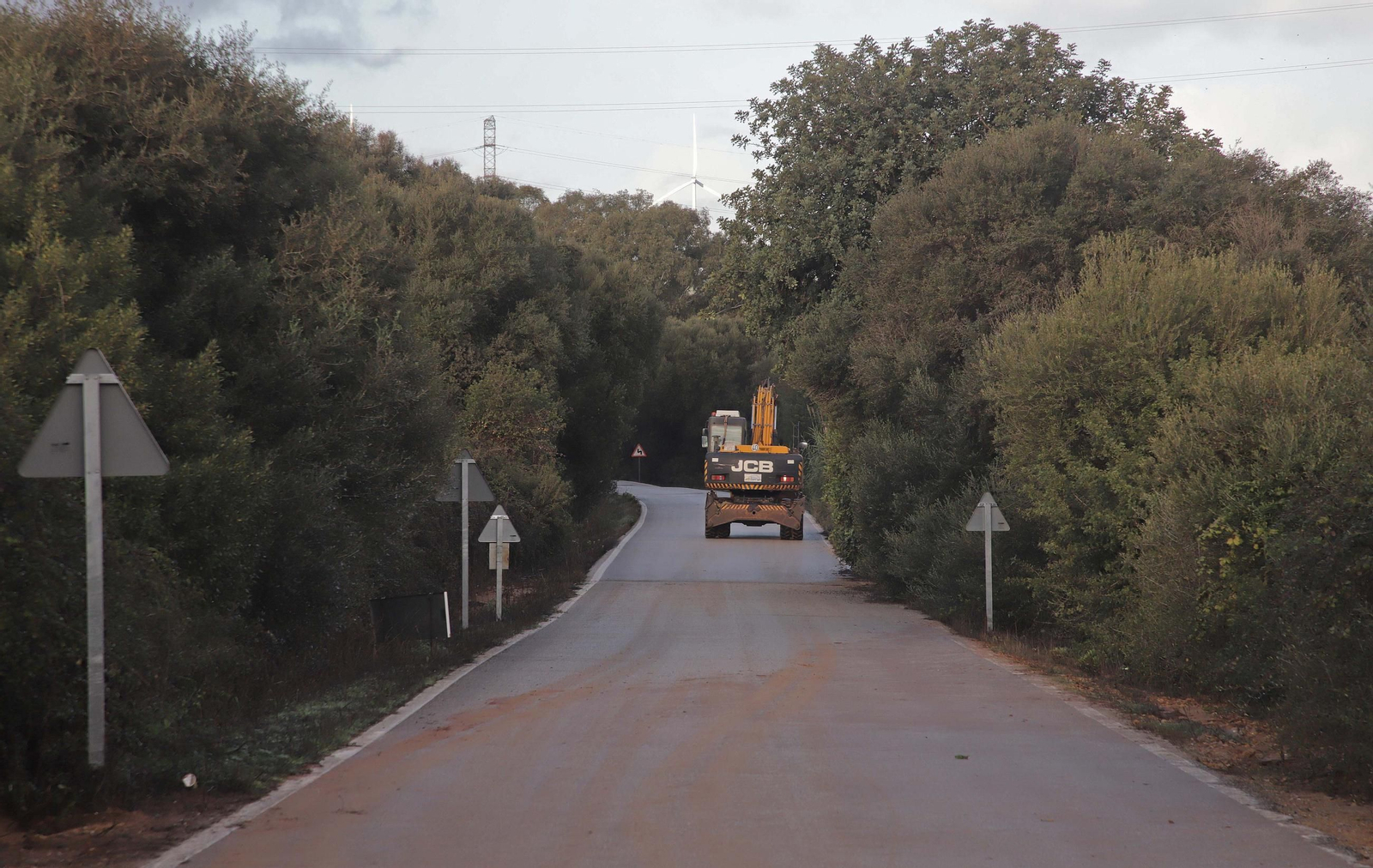 Fotos de las labores de limpieza y retirada de barro en la carretera CA-9203, que une Pinar del Rey con la Estación de San Roque