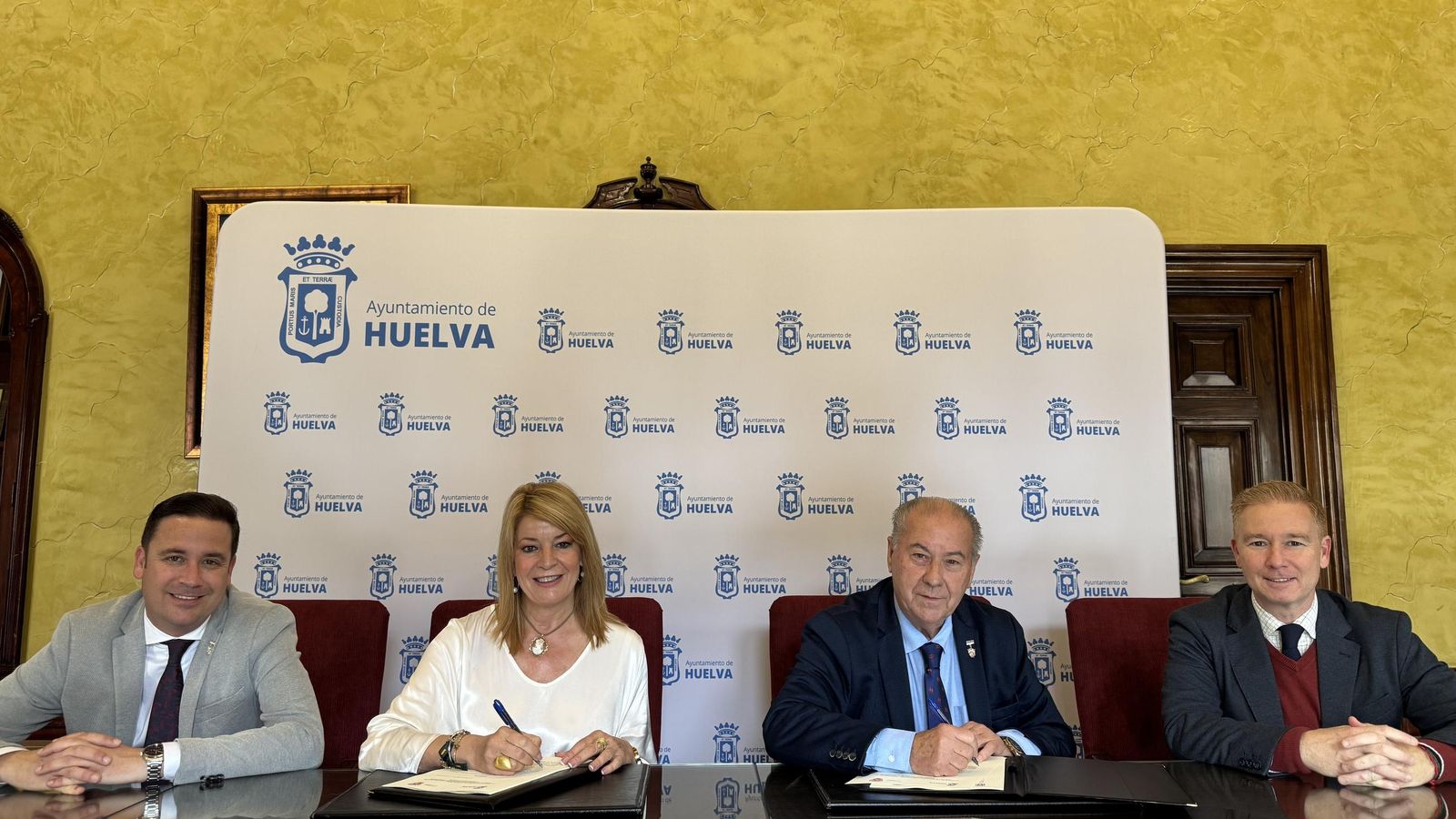 Un momento de la firma del convenio del Ayuntamiento de Huelva con el Consejo de Hermandades.