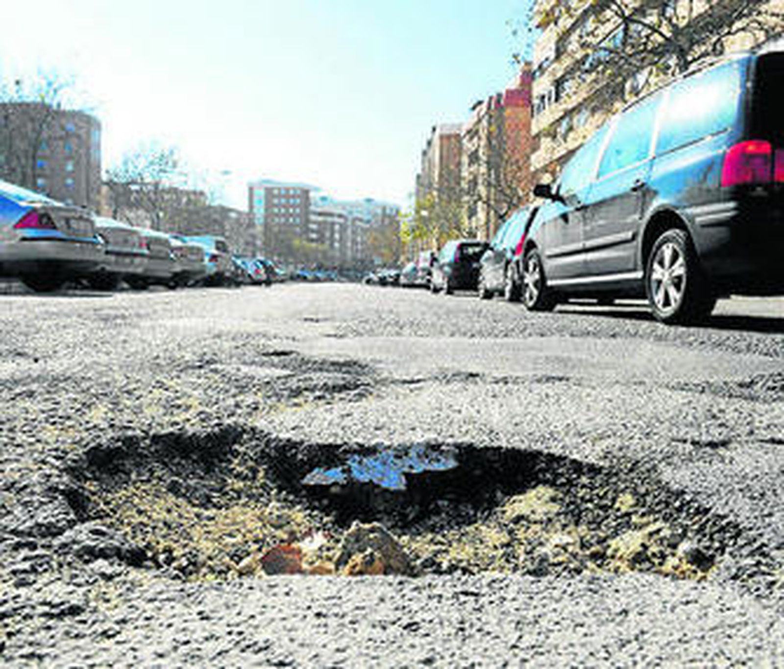 Socavones en la avenida León Herrero.