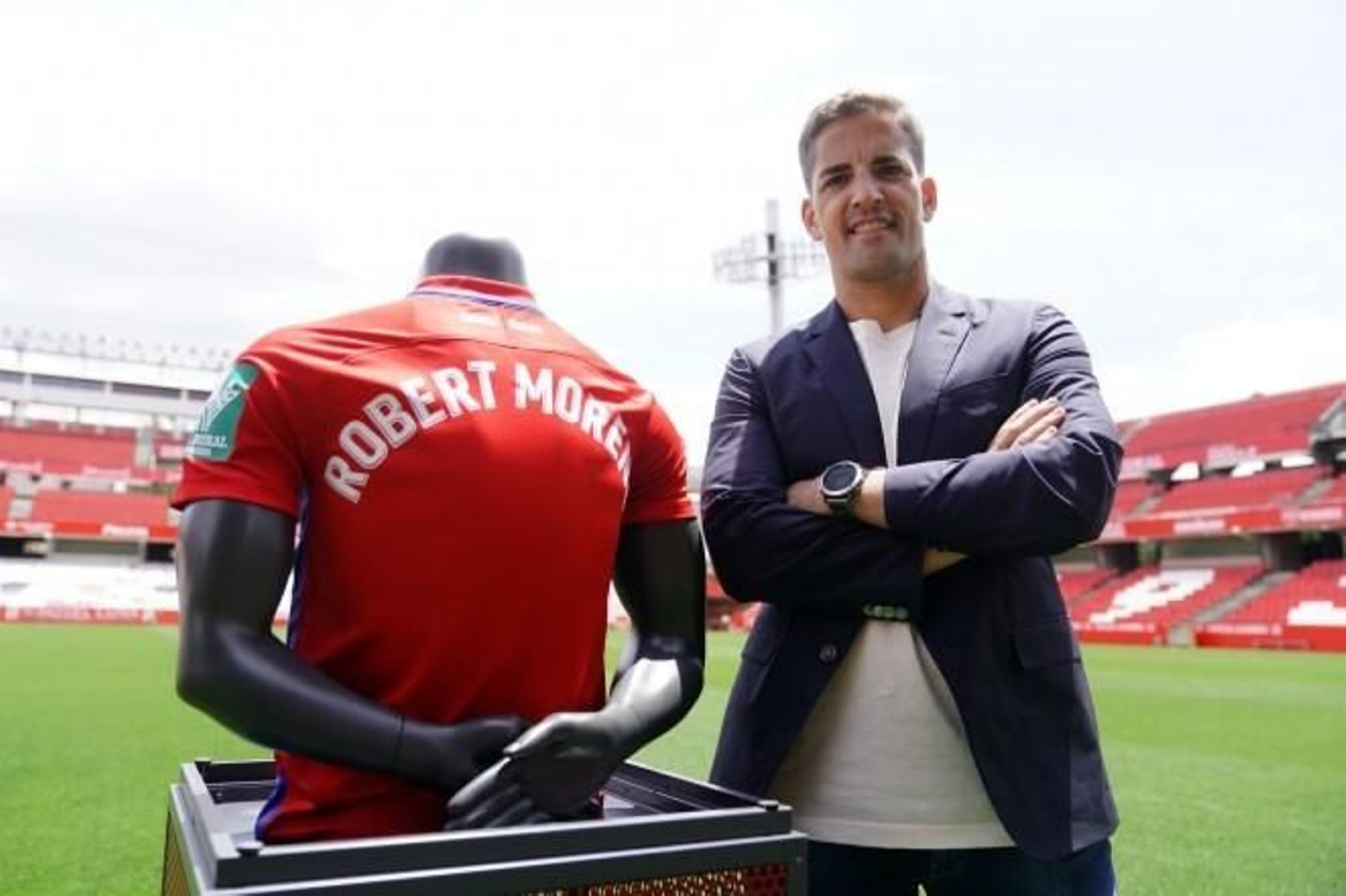 Robert Moreno posa tras su presentación como nuevo entrenador del Granada CF
