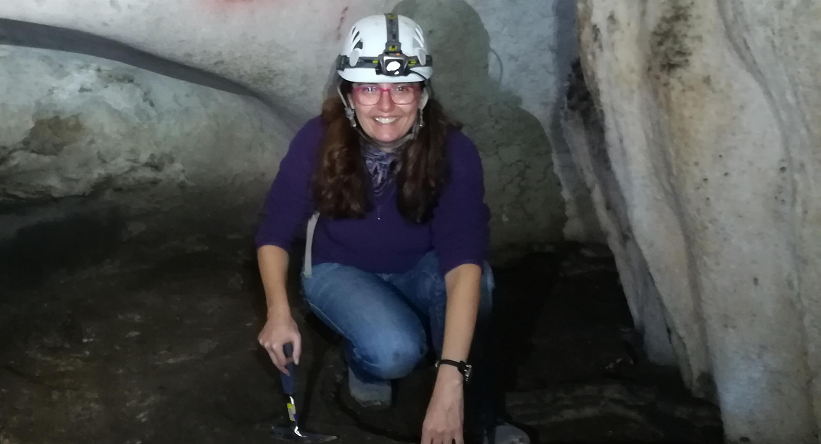 La investigadora Guadalupe Monge Gómez en la Cueva del Ángel de Lucena.
