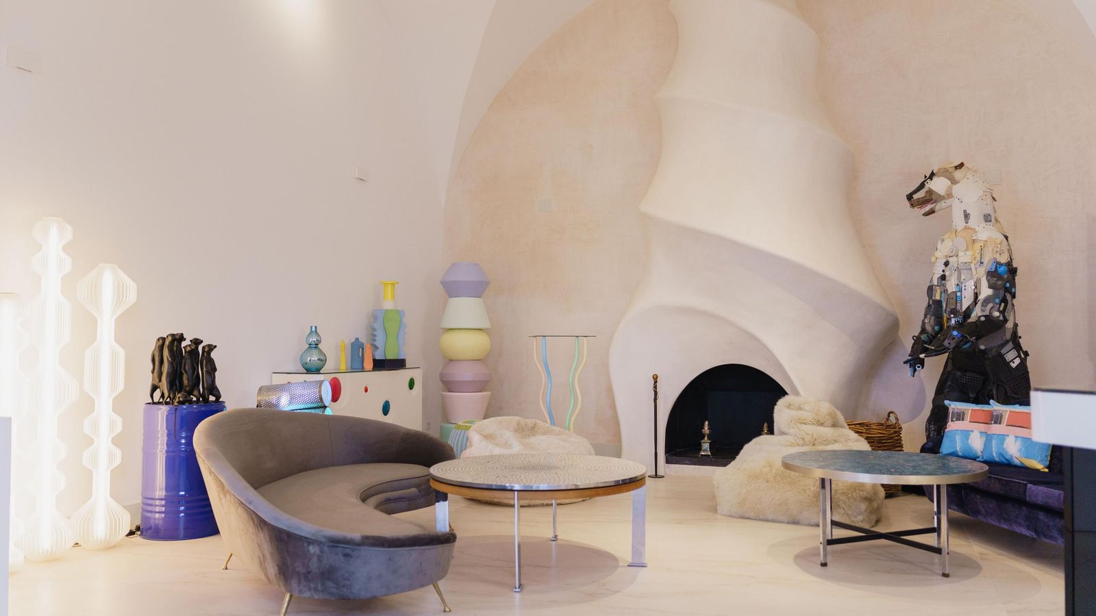 El salón chimenea de La Casa del Limonero con su aire vanguardista.