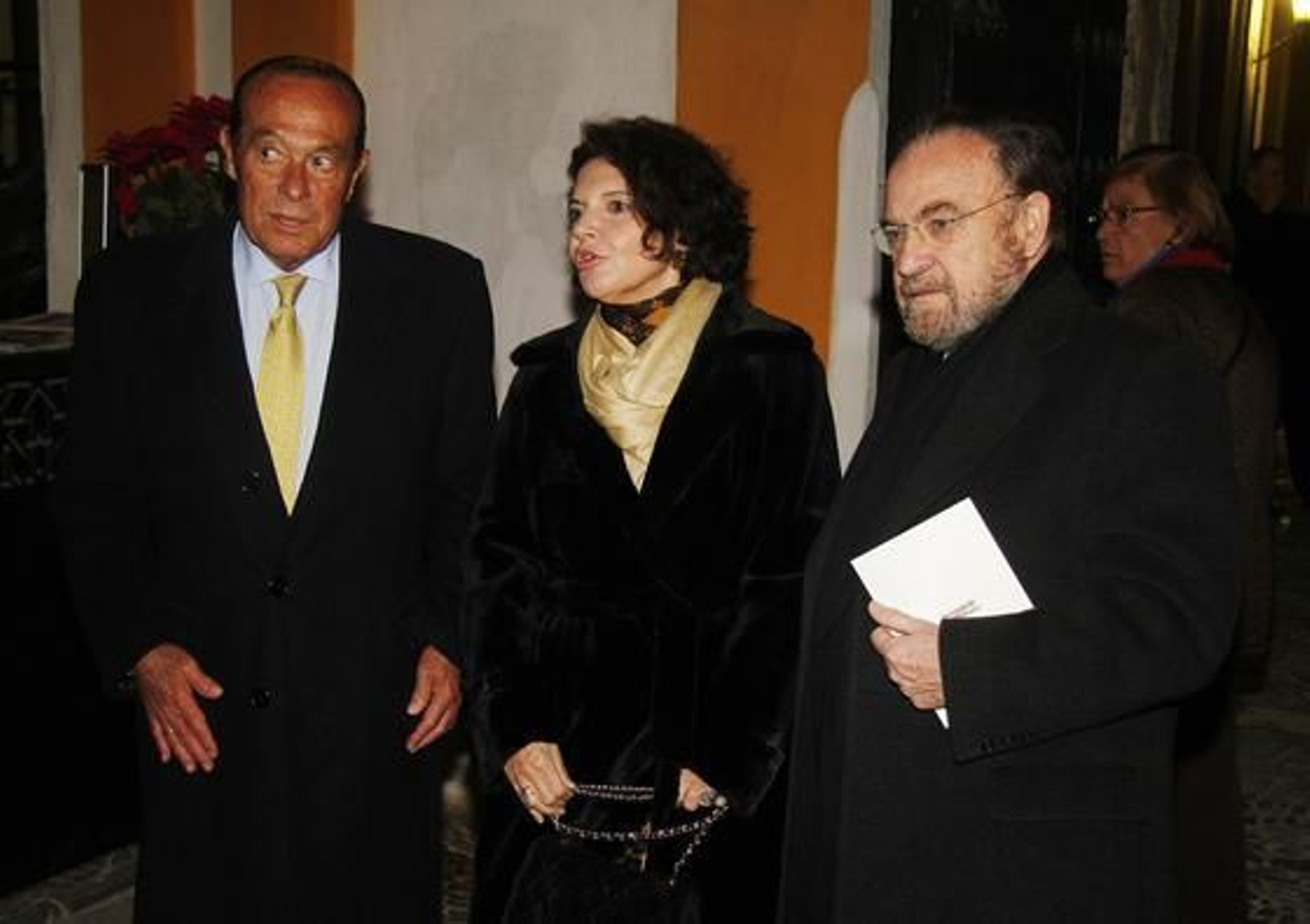 El torero Curro Romero, Isabel Herce y el periodista Antonio Burgos. 

Foto: Antonio Pizarro / Juan Carlos Vázquez / Victoria Hidalgo / Manuel Gómez