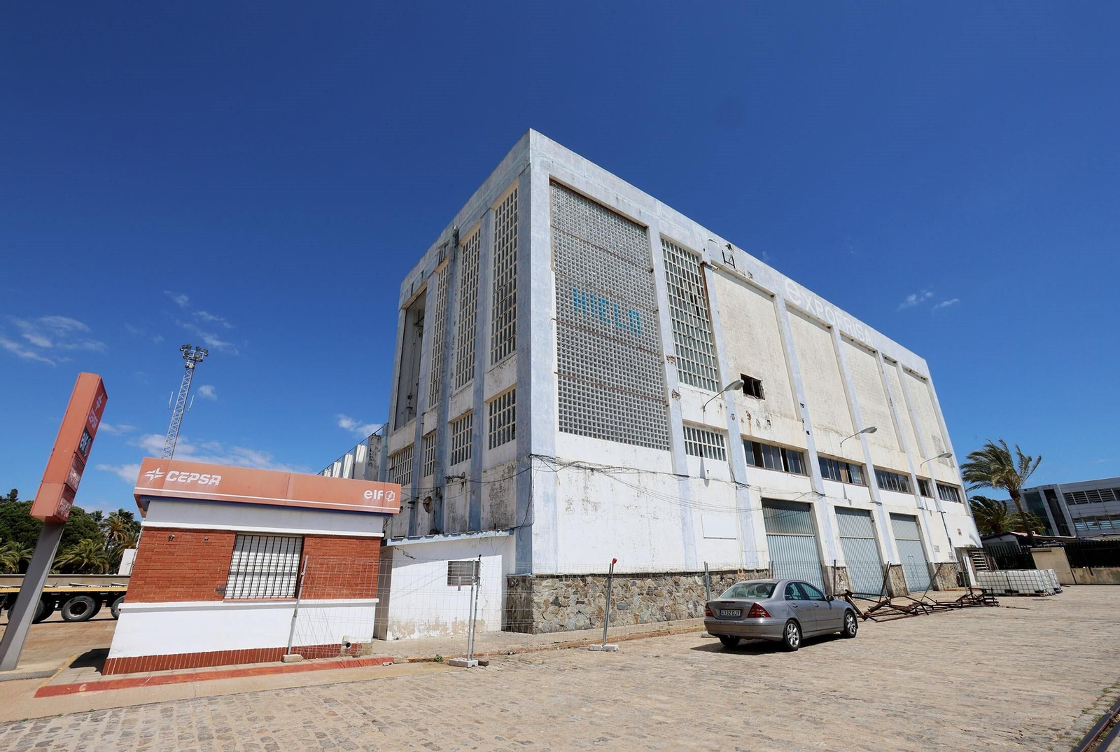 Estado actual de este lunes de la antigua fábrica de hielo o también conocida como nave de Expofrisa.