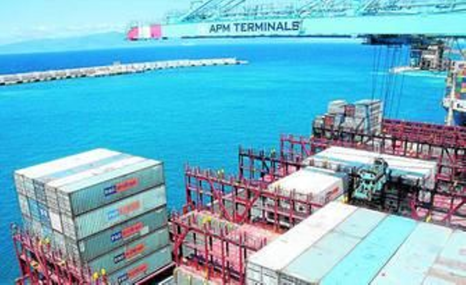 Imagen del puerto de Tánger Med tomada desde una grúa de APM Terminals.