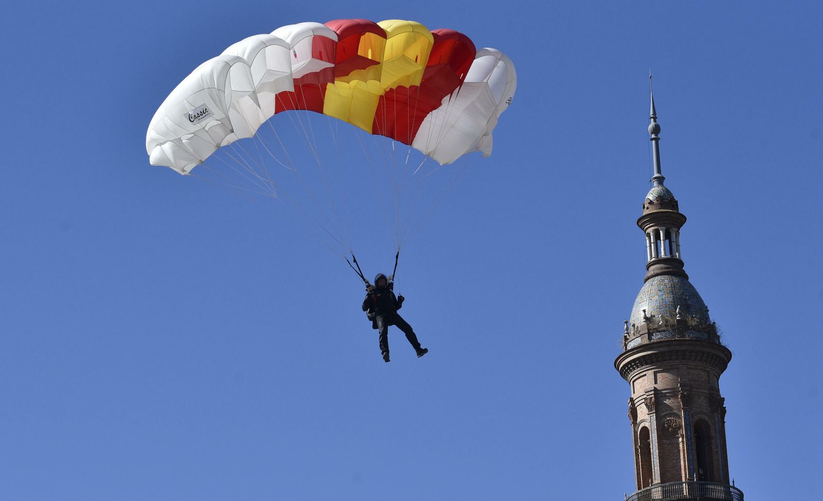 Las imágenes de la jura de bandera la Plaza de España
