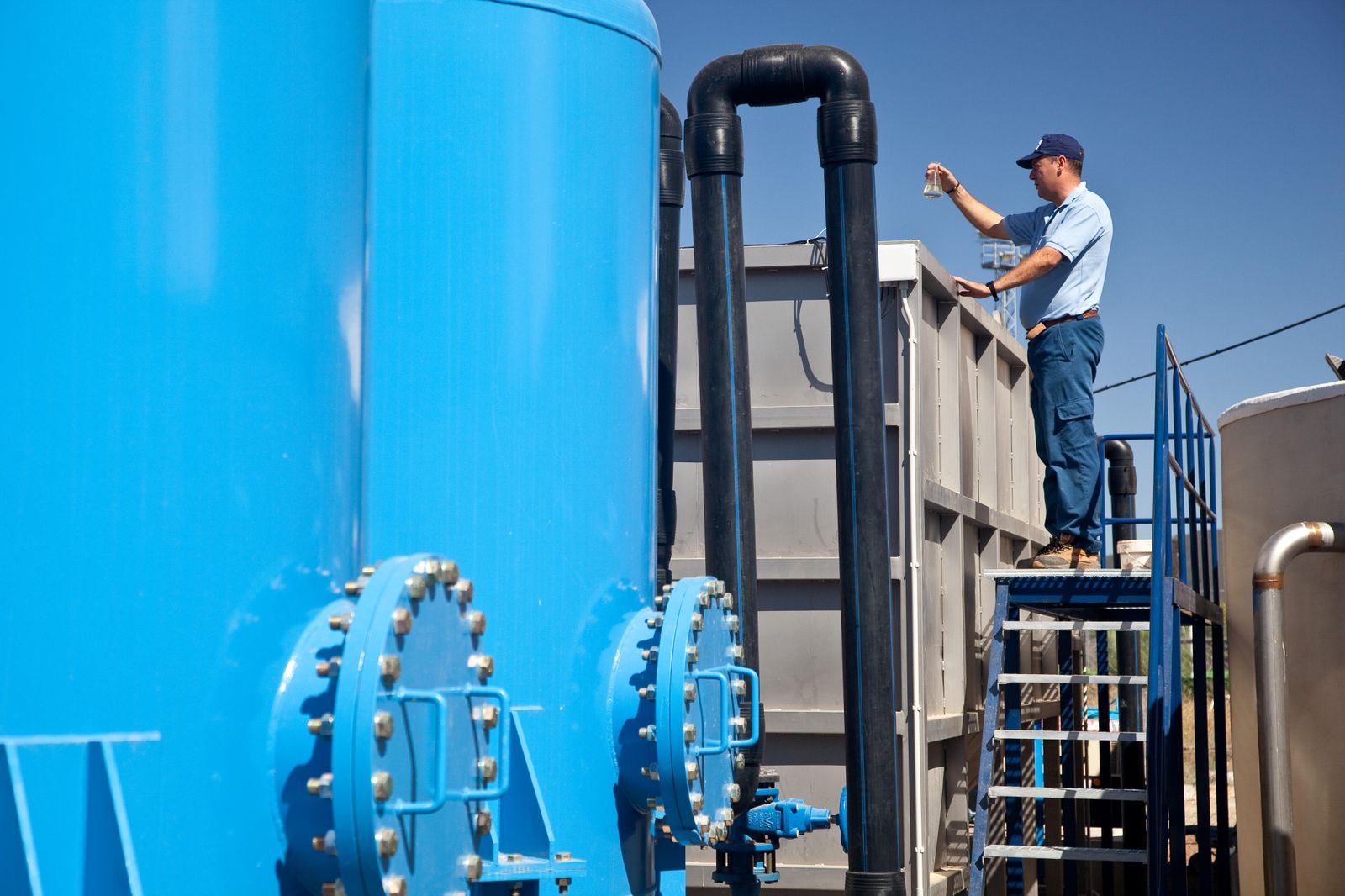 Un operario de Giahsa comprueba la calidad y los niveles de las instalaciones de suministro de agua.