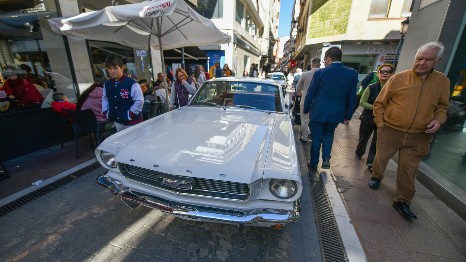 La exhibición de coches de antiguos en el centro de La Línea, en imágenes