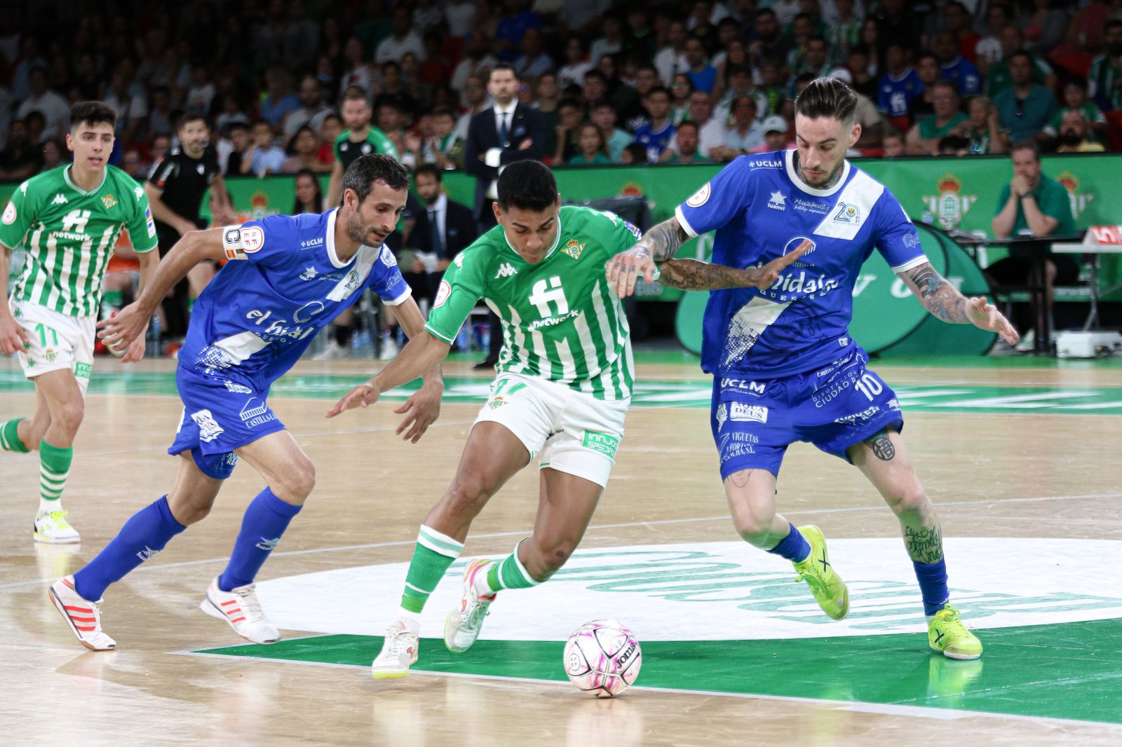 Cléber, autor de cinco goles para el Betis Futsal, pelea con Antoñito.