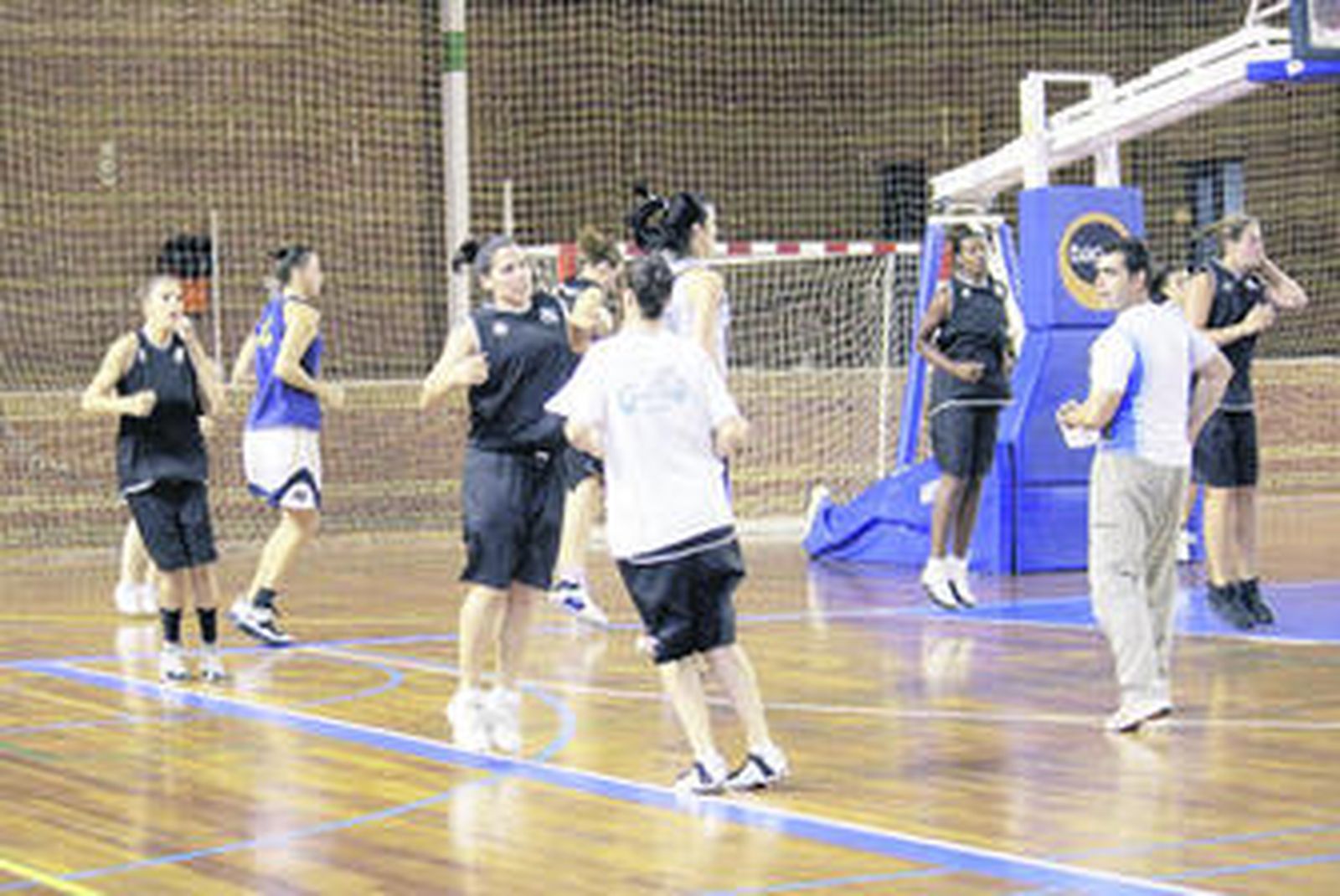Las componentes de la plantilla del Conquero, durante un entrenamiento de la campaña anterior.