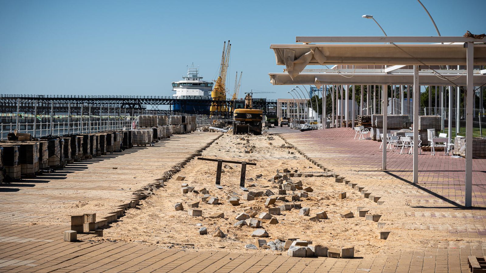 Sustitución de importantes tramos de losetas.