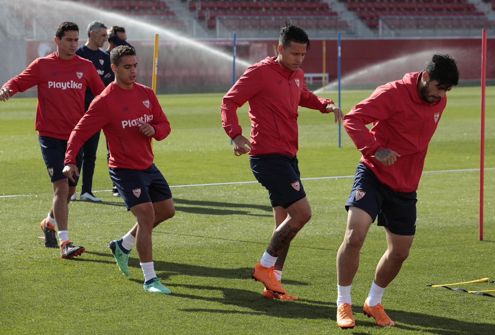 Banega inicia un ejercicio ante Arana, Ben Yedder y Ganso.