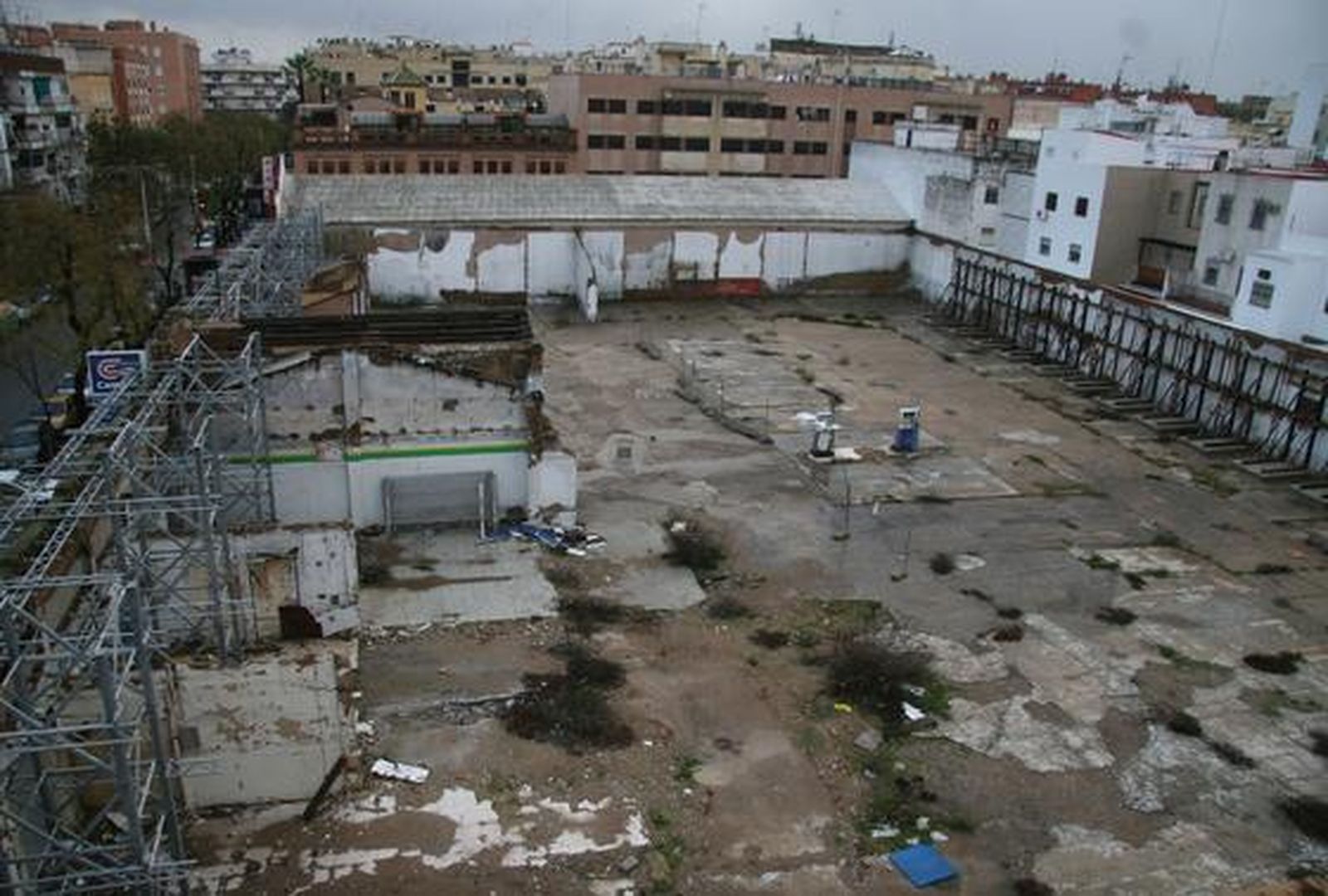 Después de ser el primer sutidor de gasolina de Sevilla y haber sido lugar importante en la exposición del 29, el garage es a día de hoy una muestra más del abandono del patrimonio industrial en la ciudad.

Foto: Victoria Hidalgo