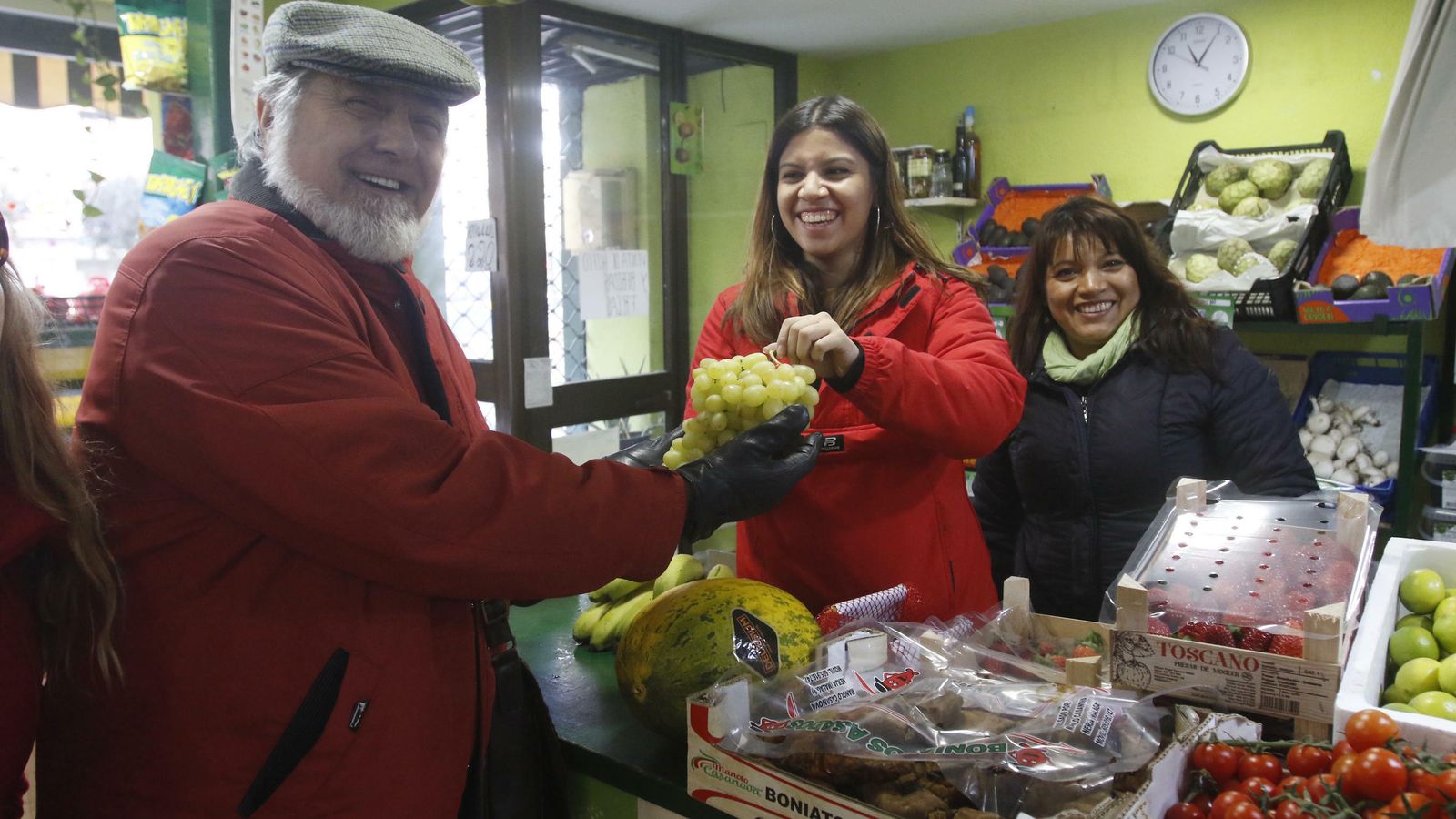 Un cliente compra uvas en Mi Huerto.