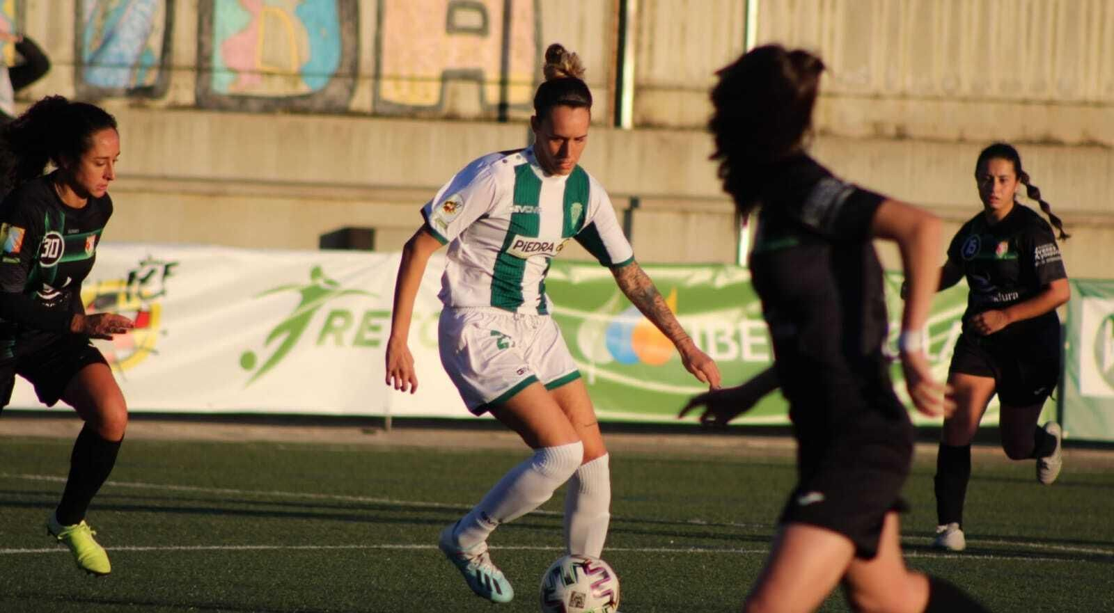 Ali Muñoz controla el balón ante la presión de varias jugadoras del Cáceres.