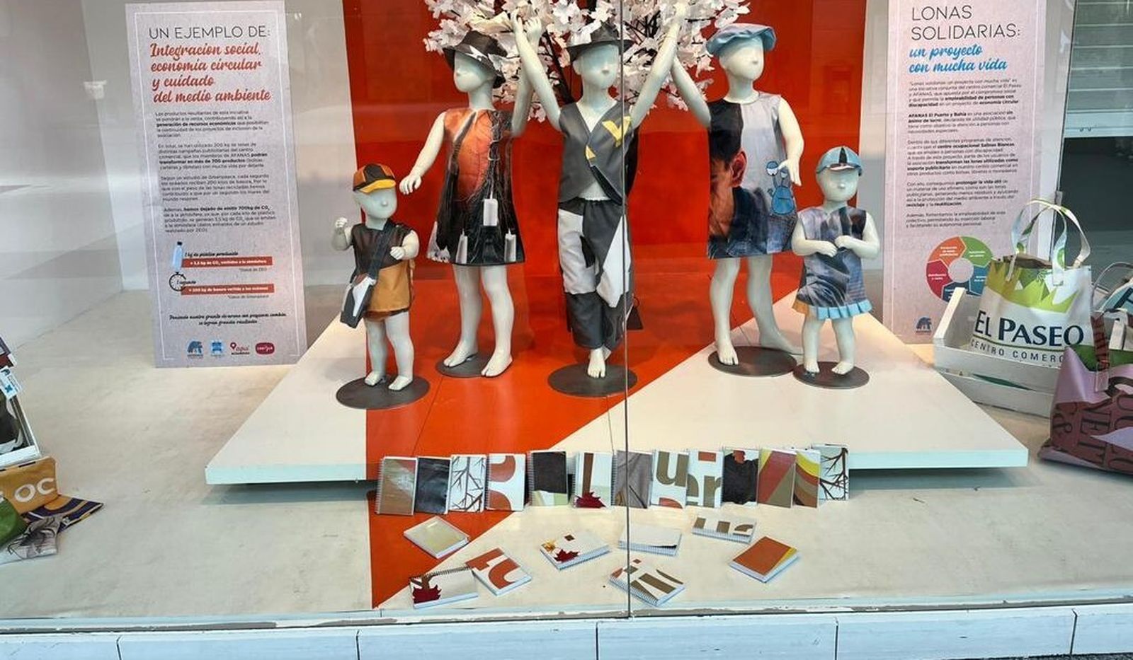 Algunos de los objetos fabricados con lonas recicladas.