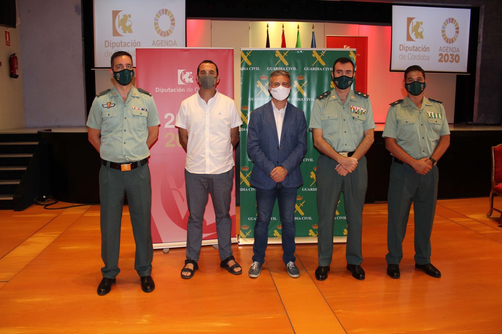 Representantes del IPBS y de la Guardia Civil tras la firma del convenio.