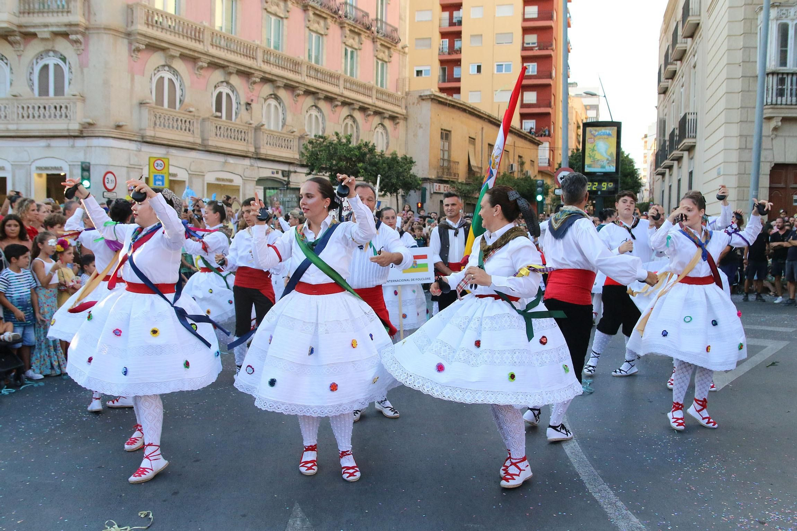 La Batalla de las Flores ha regresado inundando Almería de claveles