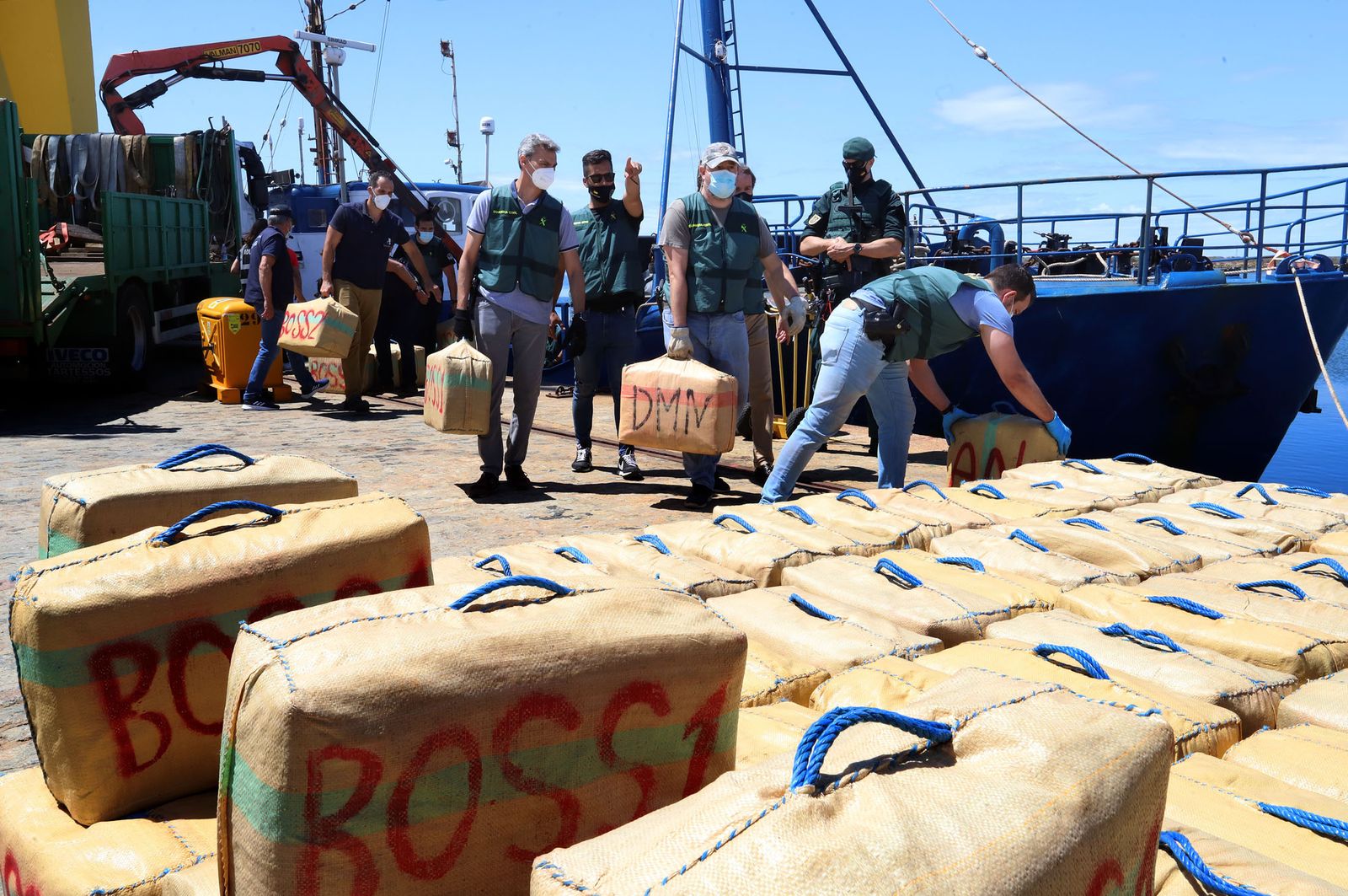 Imágenes de uno de los mayores alijos de hachís incautado por la Guardia Civil en Huelva
