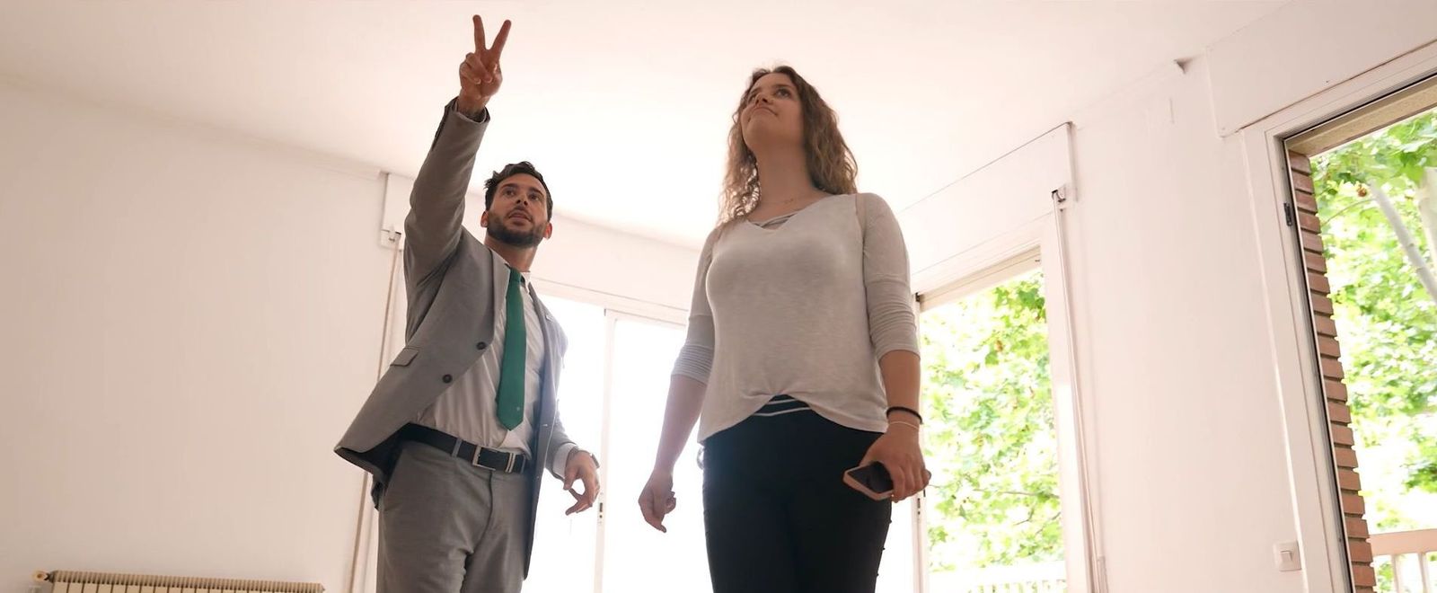 Un agente de Tecnocasa mostrando una vivienda a una cliente.