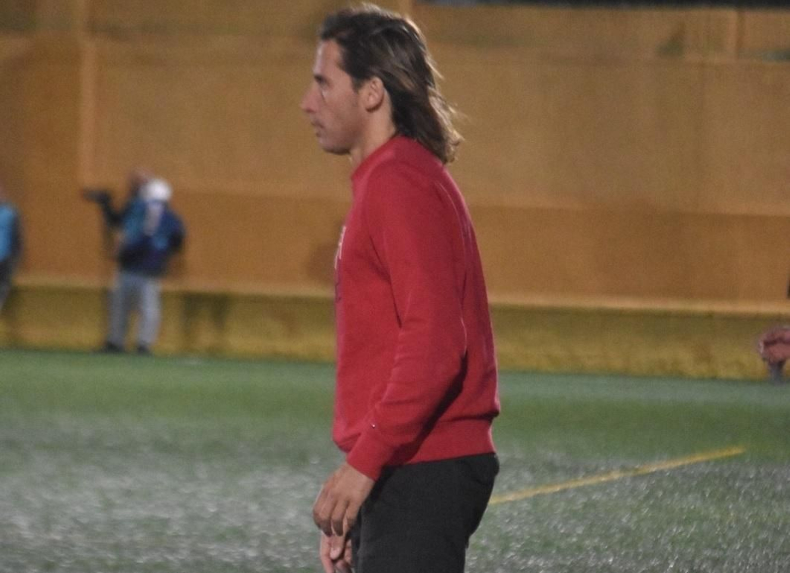 Checa sigue atento el partido desde la banda del Martínez Pirri. Checa sigue atento el partido desde la banda del Martínez Pirri.