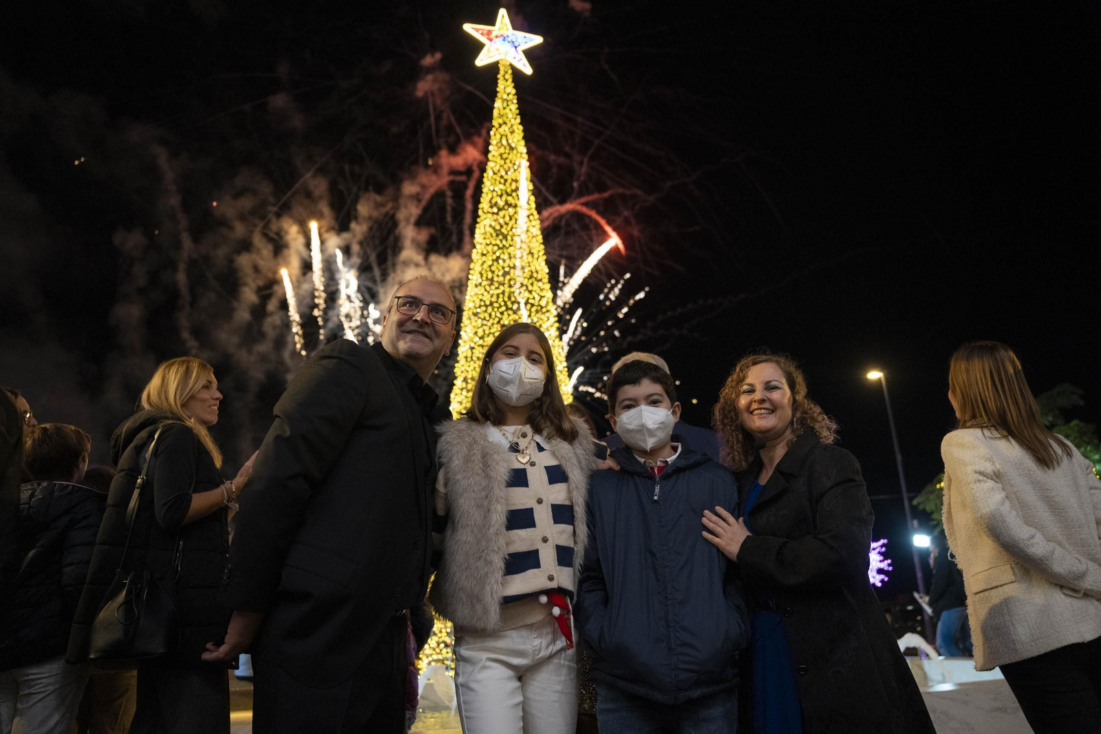 El encendido del alumbrado navideño del Hospital Universitario Torrecárdenas, en imágenes