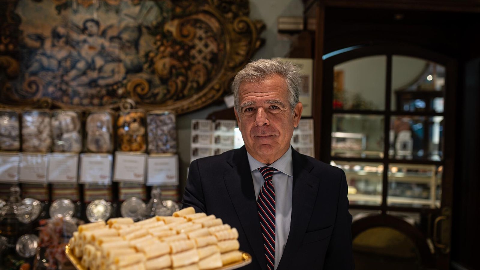 Borja Hernández, consejero-delegado de La Campana, muestra una bandeja de huesos de santos.