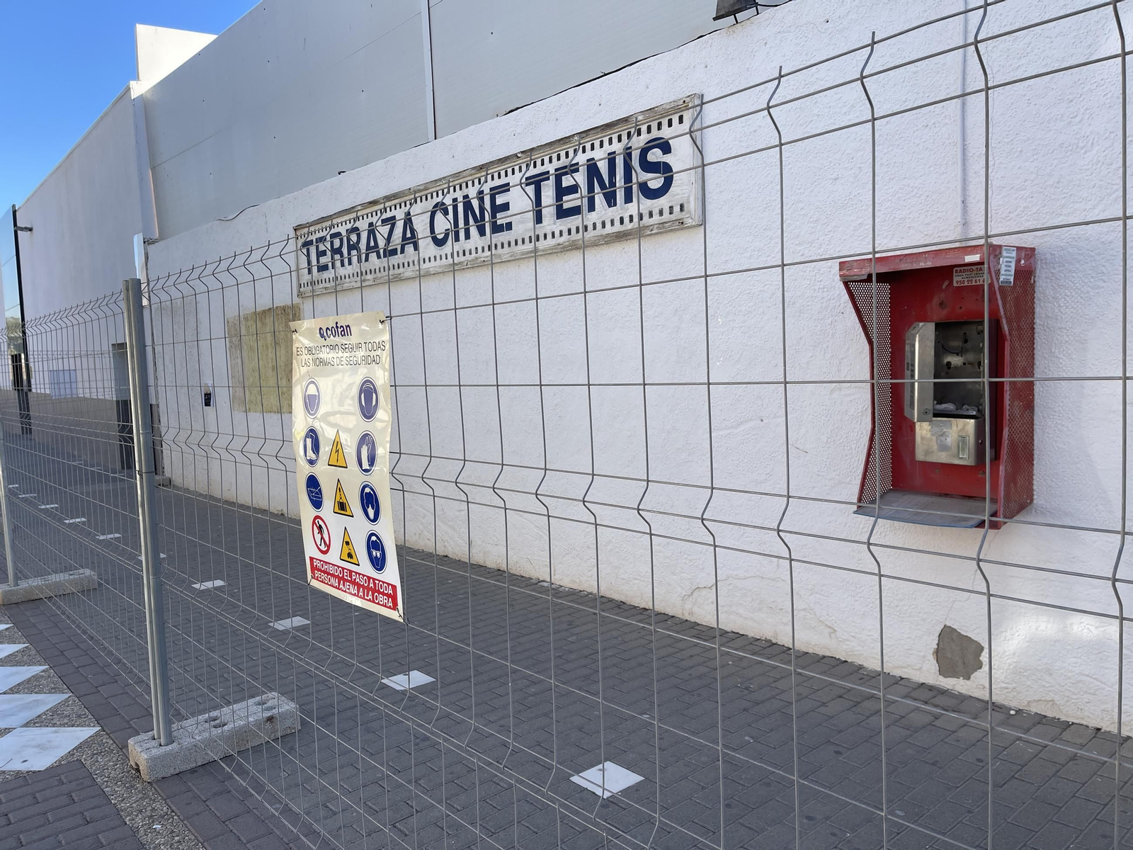 Las imágenes de la demolición del cine Tenis de Garrucha