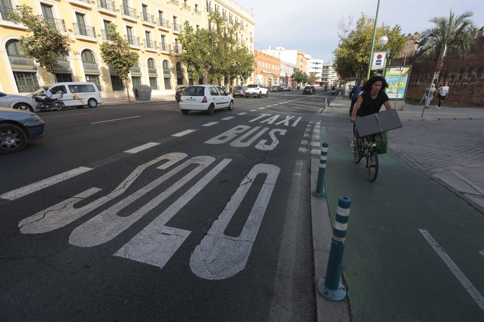 Coches, motos y bicicletas circulan por la Ronda Histórica a la altura de la Muralla de la Macarena.