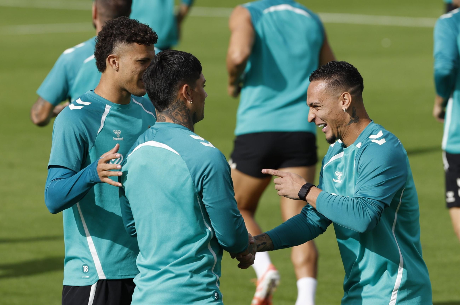Antony bromea con el Chimy Ávila y Deossa en un momento de un entrenamiento reciente en la Ciudad Deportiva Luis del Sol.