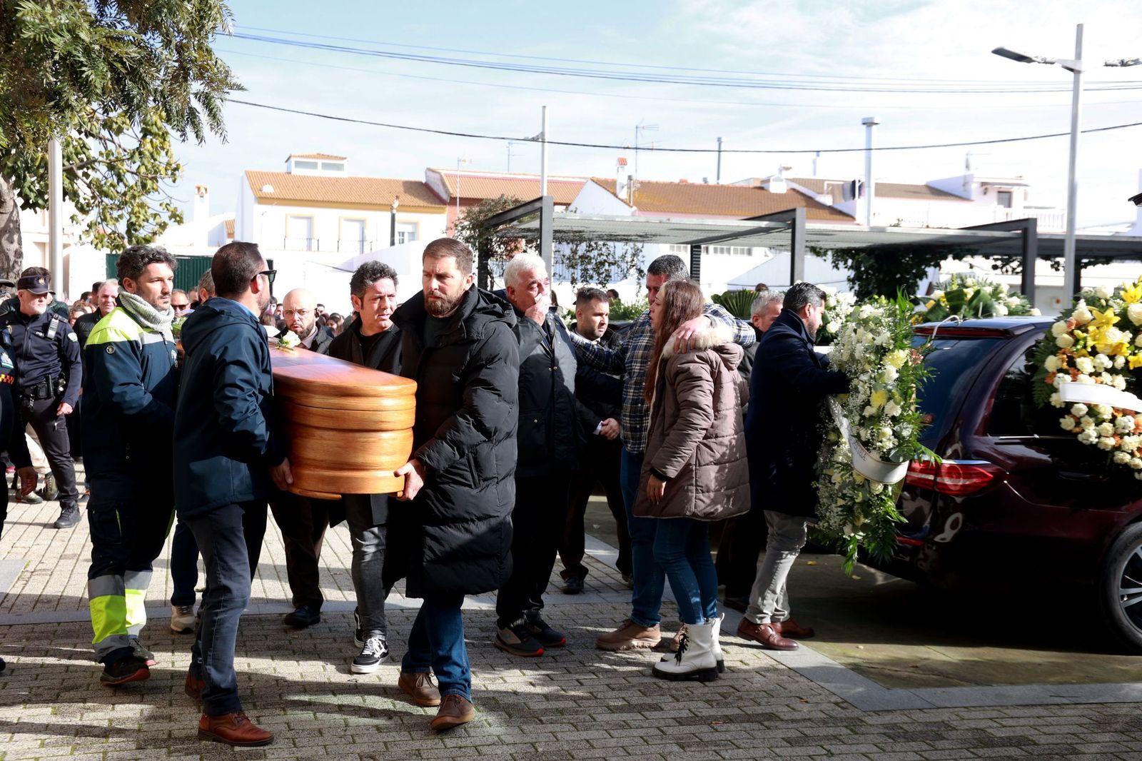 Dolor y desolación en Aljaraque: Las fotos de la desgarradora despedida a la familia Zamorano fallecida en Adamuz