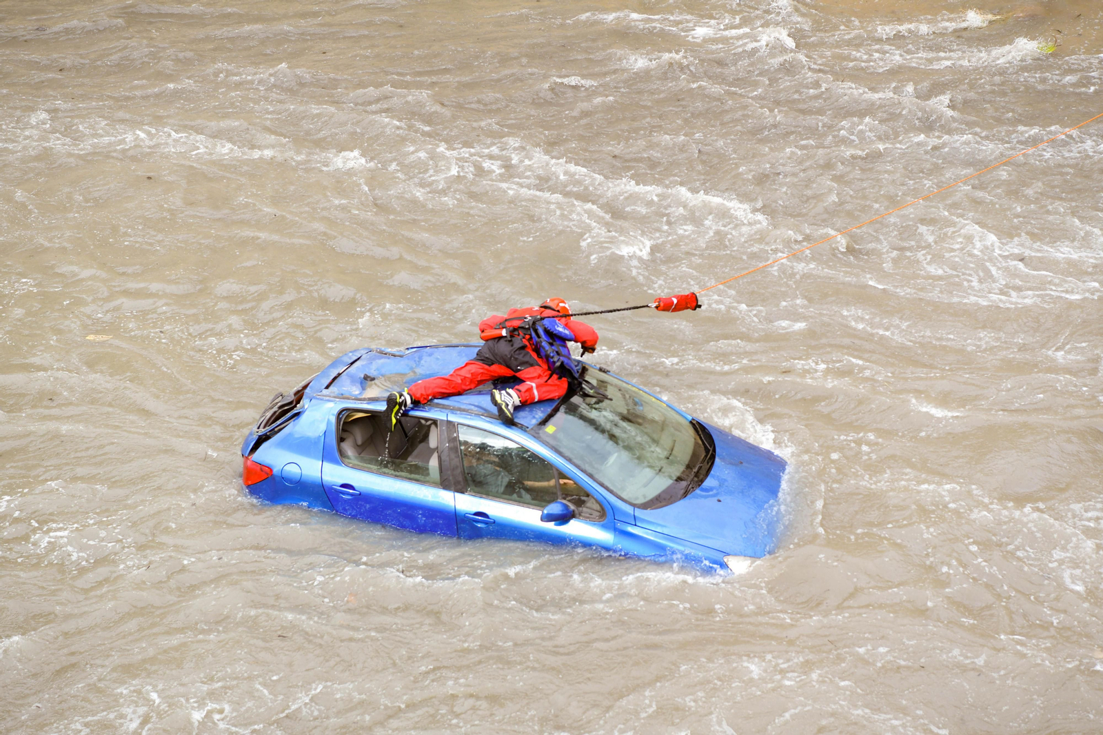 Fotos: Las mejores imágenes del simulacro de rescate de un coche accidentado en el río Genil de Granada