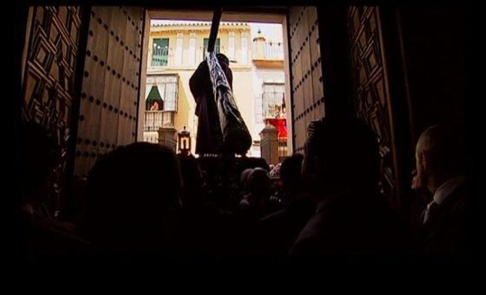 La silueta a contraluz del Señor entrando en Santa Rosalía de cara a sus cientos de devotos allí congregados.