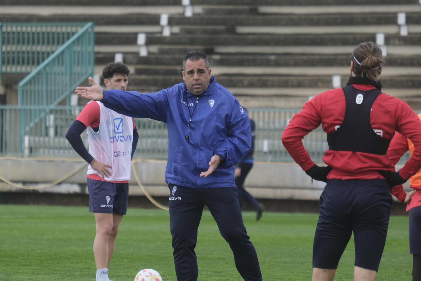 Germán Crespo, en presencia de Camus y Gudelj, da órdenes durante un entrenamiento.