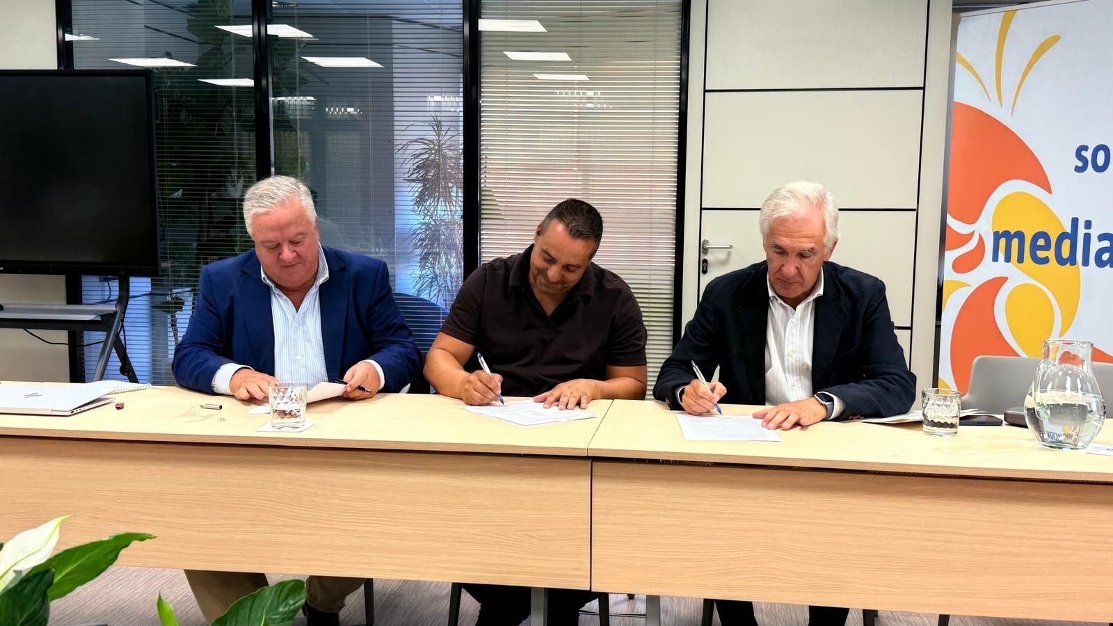 Javier Sáez y José Luis Romero Castaño (Anesco) flanquean a Antolín Goya (Coordinadora) en la firma del acuerdo.