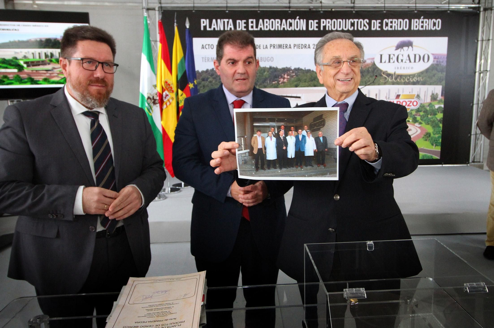 Imágenes de la colocación de la primera piedra de la planta de ElPozo en Jabugo.