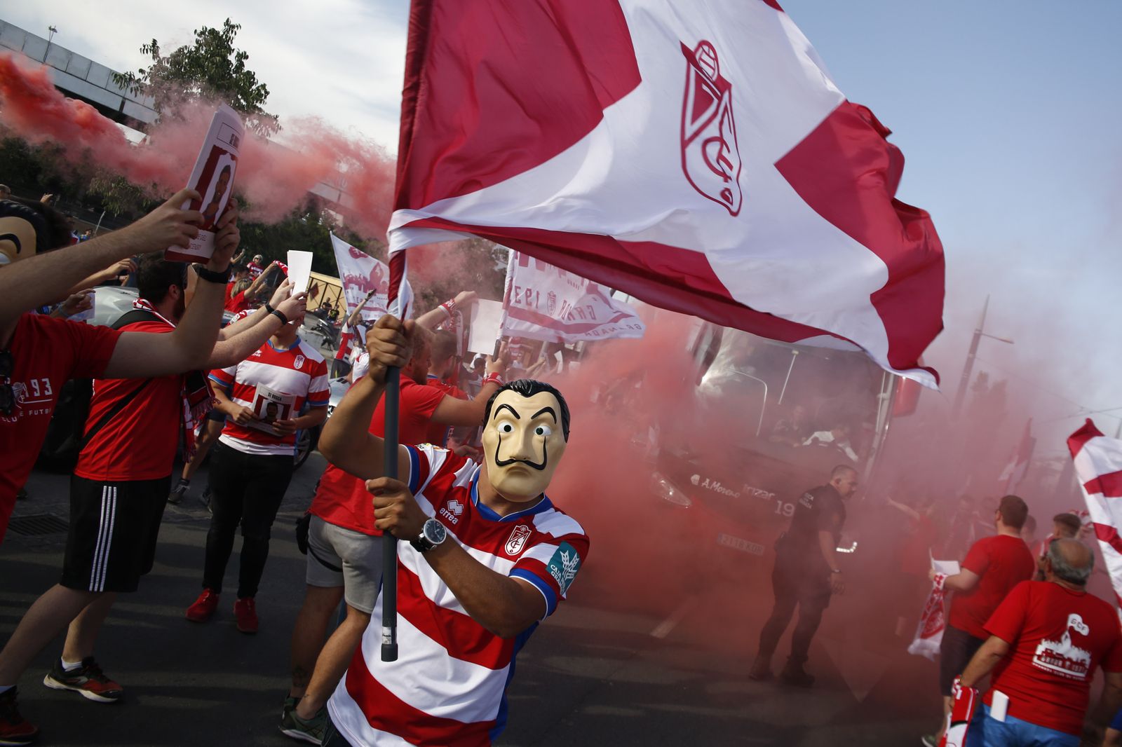 Las caretas de 'La casa de papel' en el recibimiento al Granada CF