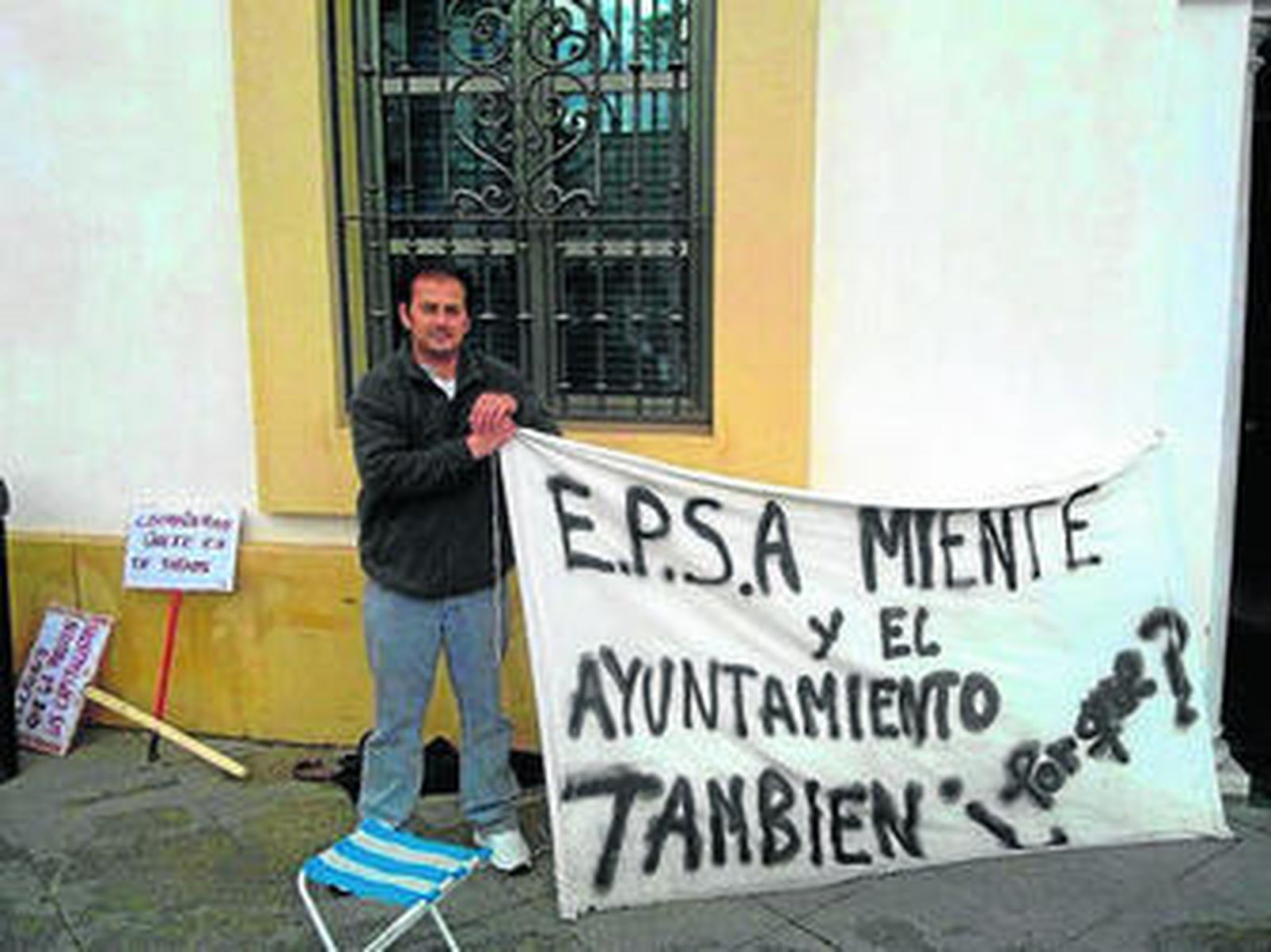 Felipe Luna protesta delante del Ayuntamiento nazareno.