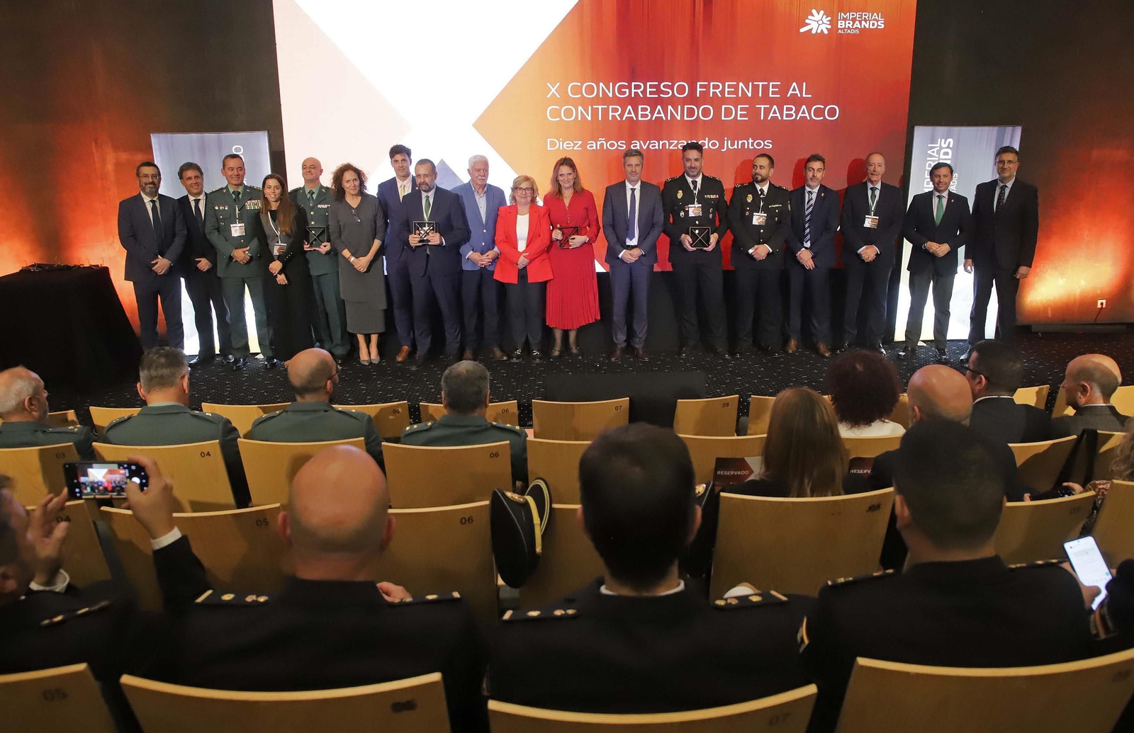 Los participantes en el X Congreso  frente al contrabando, en La Línea.