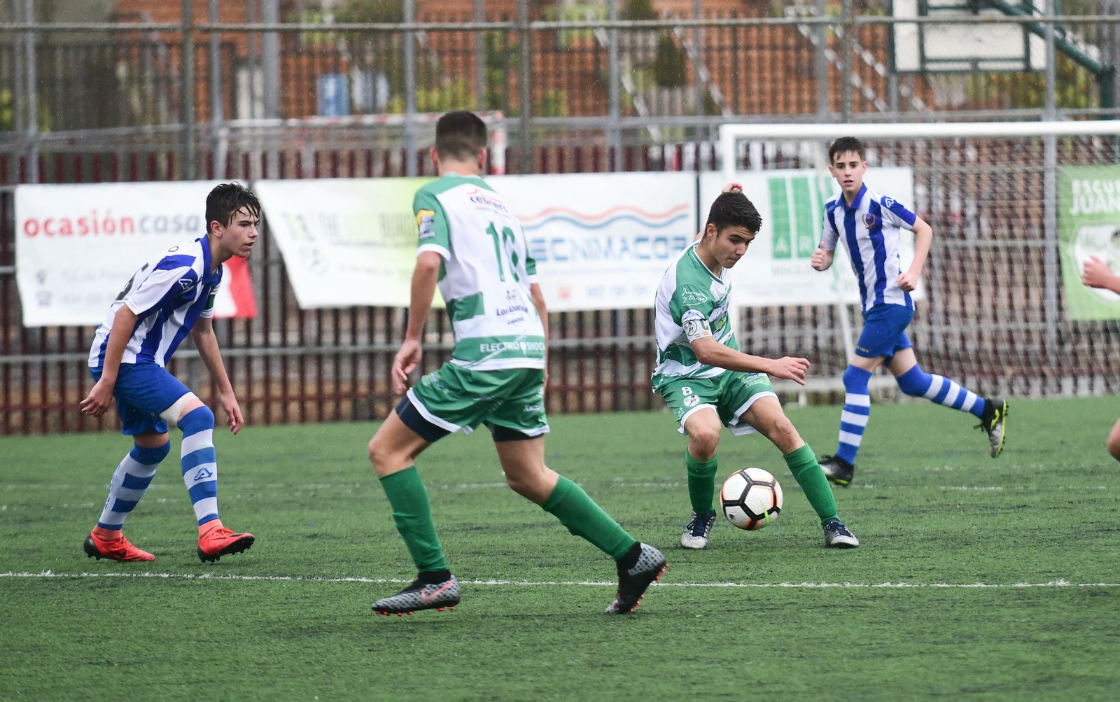 Un jugador del Juanín y Diego intenta pasar a un compañero en el duelo ante el Nervión. Un jugador del Juanín y Diego intenta pasar a un compañero en el duelo ante el Nervión.